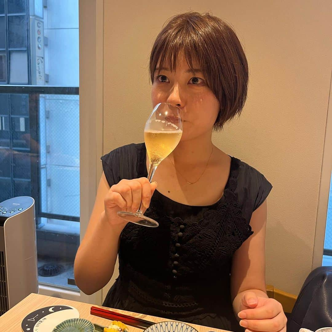 石川奈津紀さんのインスタグラム写真 - (石川奈津紀Instagram)「【きき酒師アナウンサーの会】 NHK仙台の岩間瞳キャスターと、念願の日本酒会をしました！ わたしが仙台にいたときに福島局にいて番組に出てもらったのがご縁で、お互い酒好きは把握していたものの、やっっと実現しました👏 とりあえずとても楽しかったことだけは覚えてる。 岩間ちゃんのおいしそうな表情をどうぞご査収ください。 岩間ちゃんありがとー！つぎは仙台で😍 * #岩間瞳 #てれまさ #きき酒師アナウンサー  #きき酒師アナウンサーの会」9月19日 17時27分 - natsukiishikawa1011