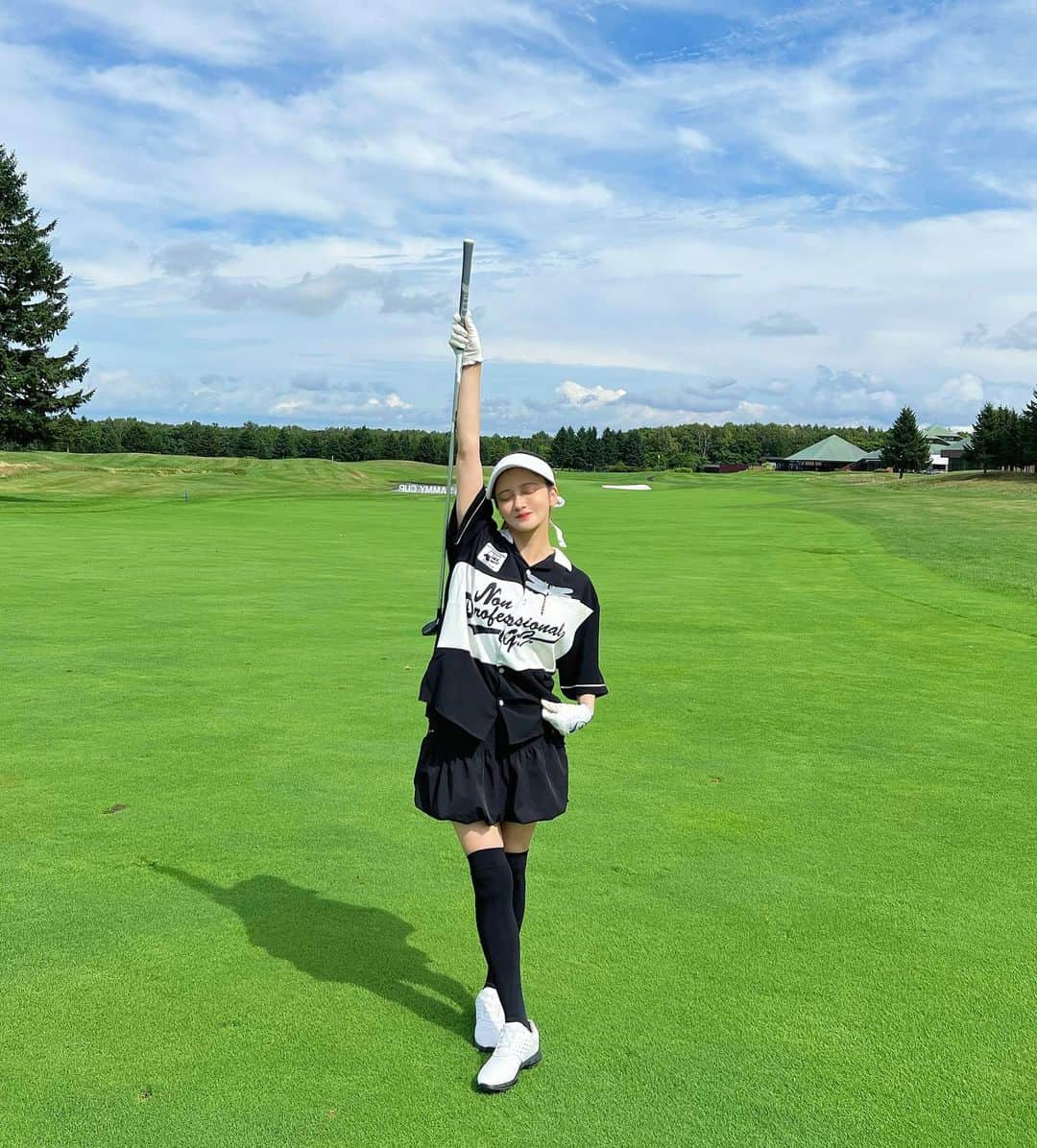 小澤美里さんのインスタグラム写真 - (小澤美里Instagram)「_  少し前の夏の北海道ごるふ🏌️‍♀️  昨日久しぶりに練習したが やっとこさコツを掴んだような 気がする。難しいよなぁ、、  でもさ、ごるふは お酒飲んでご飯食べれることも 幸せなのだから😇  かわいいウェア集めたい♡」9月19日 17時19分 - misatooozamisa