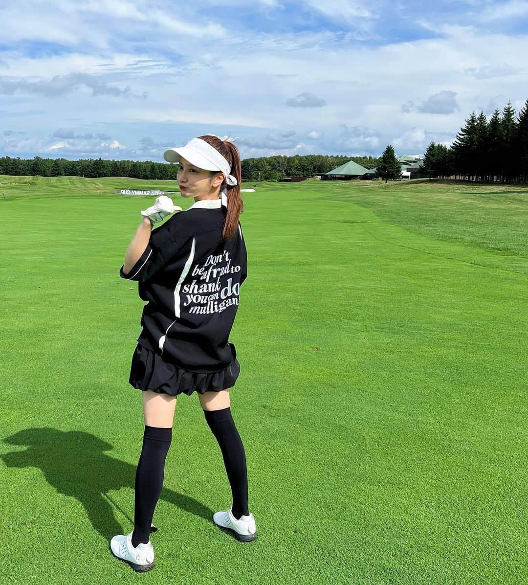 のインスタグラム：「_  少し前の夏の北海道ごるふ🏌️‍♀️  昨日久しぶりに練習したが やっとこさコツを掴んだような 気がする。難しいよなぁ、、  でもさ、ごるふは お酒飲んでご飯食べれることも 幸せなのだから😇  かわいいウェア集めたい♡」