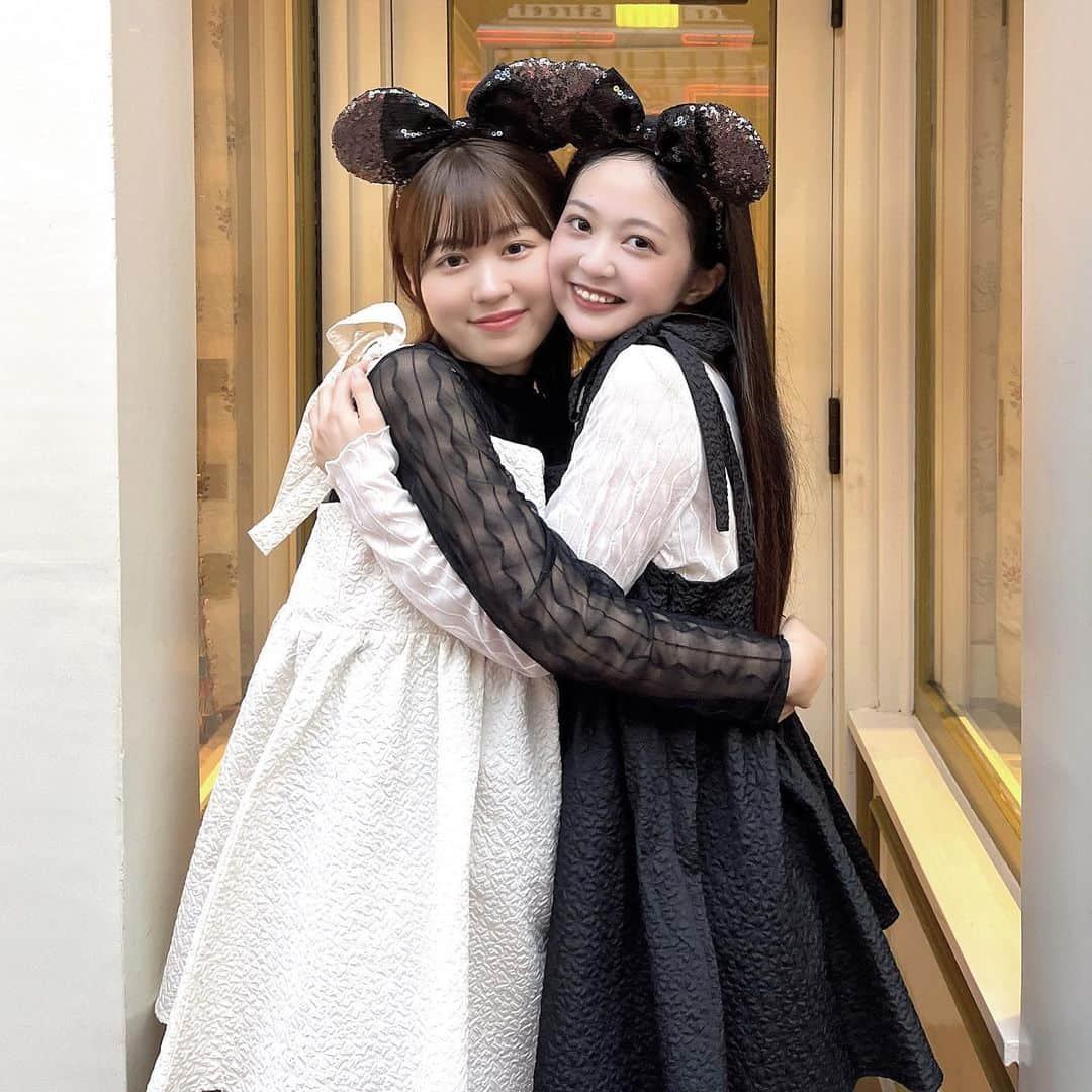 和智日菜子のインスタグラム：「🤍🖤  今井とカレカノショット👭笑 ミスコン頑張ってね🥺 ファイナルイベ応援行く📣♡  #双子コーデ #ディズニーコーデ #ディズニーランド #シミラールックディズニー #ペアルックディズニー #ハロウィンディズニー #ディズニーカチューシャ #いいね返し #フジコーズ #オールナイトフジコ #03 #02 #ディズニーフォト #青春フォトグラフ #オモイデグラム」