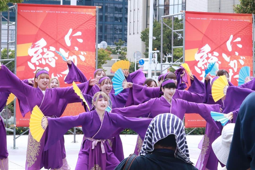 Bm Ngksdsさんのインスタグラム写真 - (Bm NgksdsInstagram)「【充実のキャンパスライフ！】ダンスフェス「にいがた総おどり」に参加💃  日本全国・海外からも参加者が集まる 日本最大級のダンスフェス「にいがた総おどり」に BMの学生が踊り子・ボランティアとして参加しました！  学生たちは、この日のために練習を重ねてきました🙌 ヘアアレンジ・メイクも衣装に合わせて自分たちでしました❤  本番は、新潟駅南口・万代会場の２カ所で演舞！ 笑顔溢れるBM生らしい演舞になりました！ 総おどりチームのみんな、かっこよかったよ～🥺❣お疲れ様♡  BMは年間12回以上のイベントがある キャンパスライフが充実した学校です✨  後期はにいがた総おどりの他にも、スポーツ大会や海外研修、 ヘアメイク作品発表会「BMフェス」など たくさんのイベントがたくさん😎  BMで楽しく充実したキャンパスライフを過ごそう❣ . . . #BM #国際ビューティモード専門学校 #にいがた総おどり #にいがた総おどり2023 #キャンパスライフ #キレイな校舎 #美容学校 #美容専門学校 #美容学生 #美容師 #ヘアカット #デザインカラー #メンズカット #アイリスト #ヘアメイク #ビューティーアドバイザー #美容部員 #スキンケアアドバイザー #メイクアップアーティスト #メイク #ネイリスト #ネイル #エステティシャン #エステ #美容垢さんと繋がりたい」9月19日 17時23分 - bm.beautymode