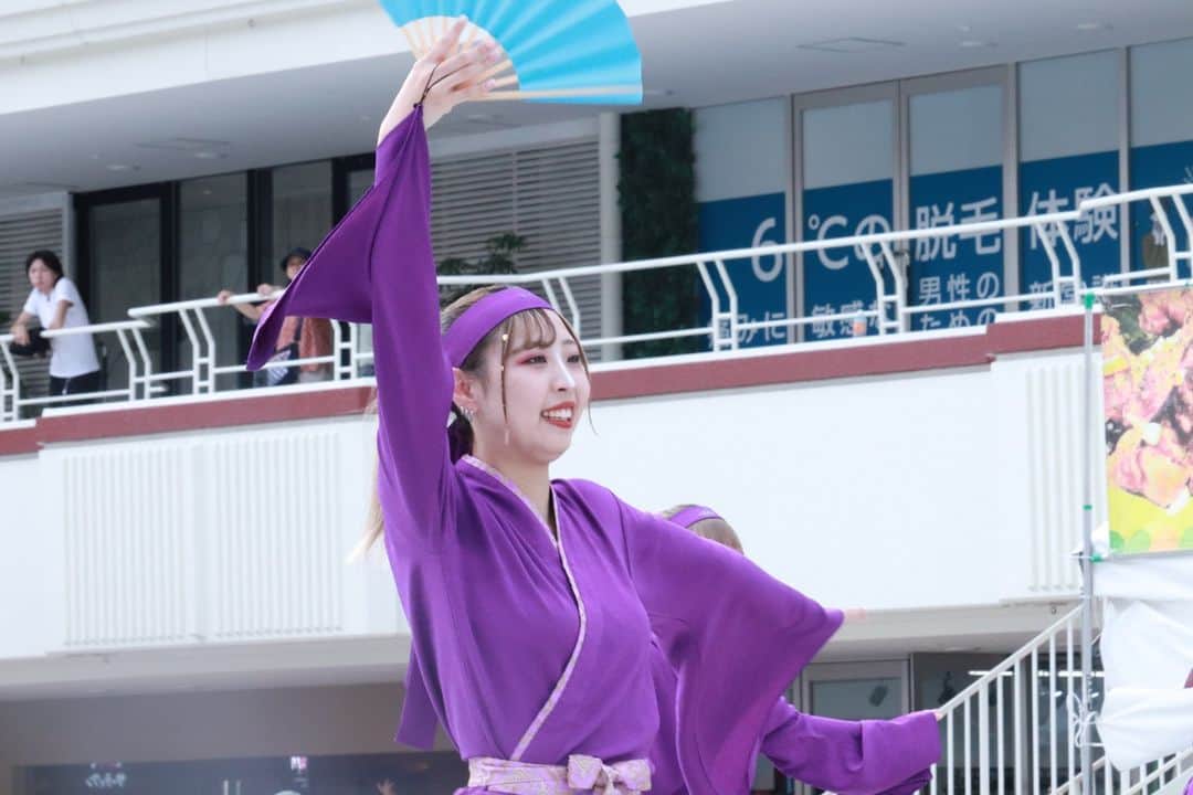 Bm Ngksdsさんのインスタグラム写真 - (Bm NgksdsInstagram)「【充実のキャンパスライフ！】ダンスフェス「にいがた総おどり」に参加💃  日本全国・海外からも参加者が集まる 日本最大級のダンスフェス「にいがた総おどり」に BMの学生が踊り子・ボランティアとして参加しました！  学生たちは、この日のために練習を重ねてきました🙌 ヘアアレンジ・メイクも衣装に合わせて自分たちでしました❤  本番は、新潟駅南口・万代会場の２カ所で演舞！ 笑顔溢れるBM生らしい演舞になりました！ 総おどりチームのみんな、かっこよかったよ～🥺❣お疲れ様♡  BMは年間12回以上のイベントがある キャンパスライフが充実した学校です✨  後期はにいがた総おどりの他にも、スポーツ大会や海外研修、 ヘアメイク作品発表会「BMフェス」など たくさんのイベントがたくさん😎  BMで楽しく充実したキャンパスライフを過ごそう❣ . . . #BM #国際ビューティモード専門学校 #にいがた総おどり #にいがた総おどり2023 #キャンパスライフ #キレイな校舎 #美容学校 #美容専門学校 #美容学生 #美容師 #ヘアカット #デザインカラー #メンズカット #アイリスト #ヘアメイク #ビューティーアドバイザー #美容部員 #スキンケアアドバイザー #メイクアップアーティスト #メイク #ネイリスト #ネイル #エステティシャン #エステ #美容垢さんと繋がりたい」9月19日 17時23分 - bm.beautymode