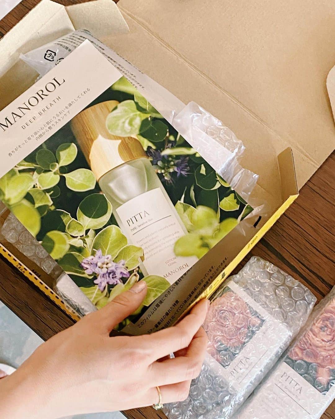 のインスタグラム：「梱包📦作業。。。  少しでも沢山の方々にmanorolを通して スキンケアをする時間を大切に使って頂けたらなと思ってます🌿  最近はVATAを注文して下さる方が多くなっています！！ 少しずつ涼しくなっていき肌の乾燥も気になってくる時期なので、 VATAに入っている《ツボクサ葉/茎エキス》がお肌にハリやツヤを与え、健やかな肌本来の美しさに導いてくれるのでオススメです🌿  私もそろそろVATAに変えようかなと💨」
