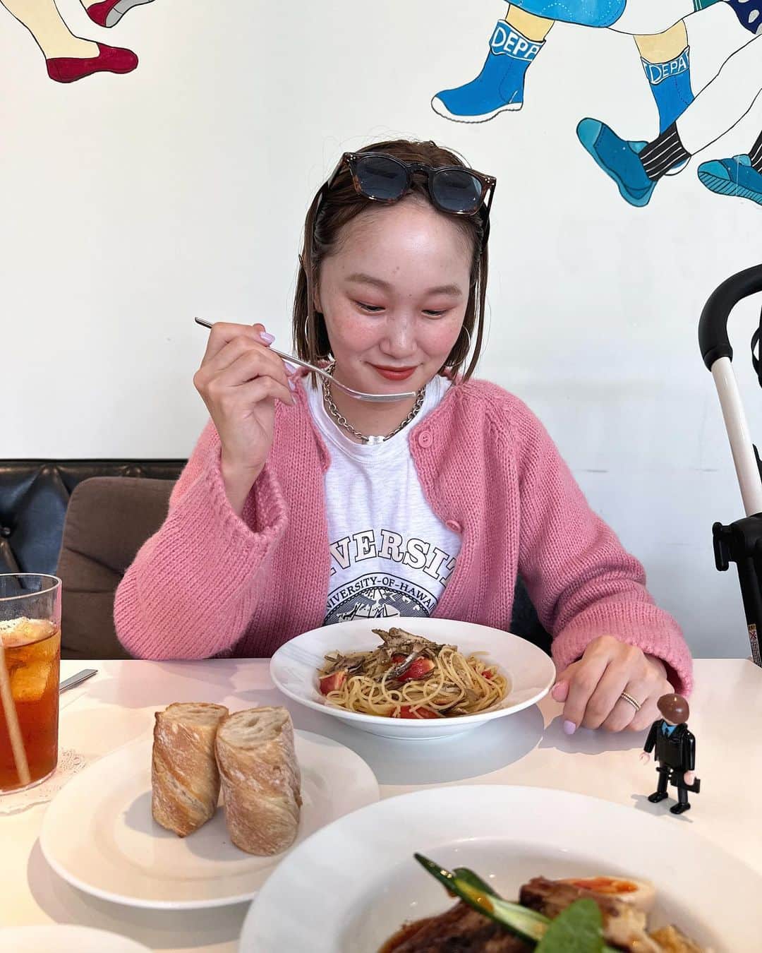のインスタグラム：「家族で富山へお出かけ🚗 .  最近娘は右手の存在に気がつきました👶🏻🐰😂🖐🏻 #令和5年ベビー #生後2ヶ月」