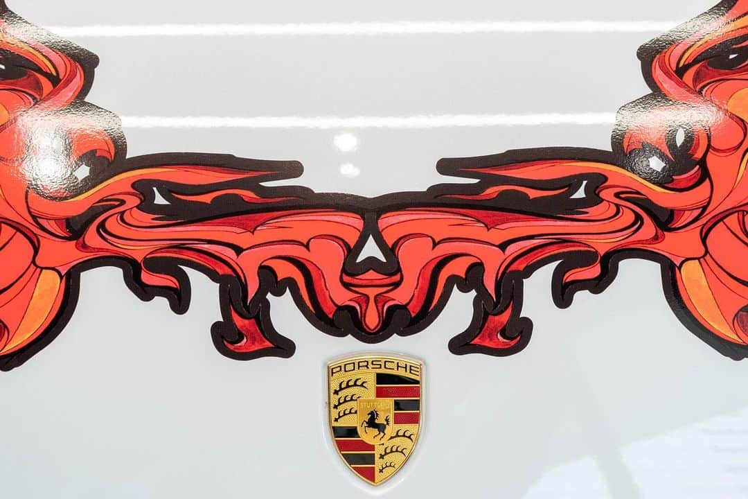 田村大さんのインスタグラム写真 - (田村大Instagram)「Porsche original art design wrapping by Dai Tamura 『Kumadori』　@porschestudioginza   『Porsche x Dai Tamura Special ART exhibition』 の1番の目玉としてオフィシャルにラッピングカーをデザインさせて頂きました。  車のフロントを顔に見立て、日本文化の象徴である歌舞伎の隈取をテーマに、それを僕の代表作でもある炎で表現しました。  こちらは10月22日の75周年イベントで実際に富士スピードウェイを走ります！  #porsche #porsche911」9月19日 17時28分 - dai.tamura
