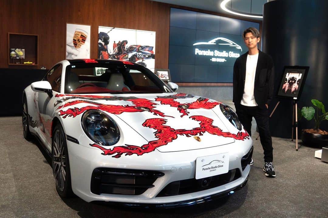 田村大のインスタグラム：「Porsche original art design wrapping by Dai Tamura 『Kumadori』　@porschestudioginza   『Porsche x Dai Tamura Special ART exhibition』 の1番の目玉としてオフィシャルにラッピングカーをデザインさせて頂きました。  車のフロントを顔に見立て、日本文化の象徴である歌舞伎の隈取をテーマに、それを僕の代表作でもある炎で表現しました。  こちらは10月22日の75周年イベントで実際に富士スピードウェイを走ります！  #porsche #porsche911」