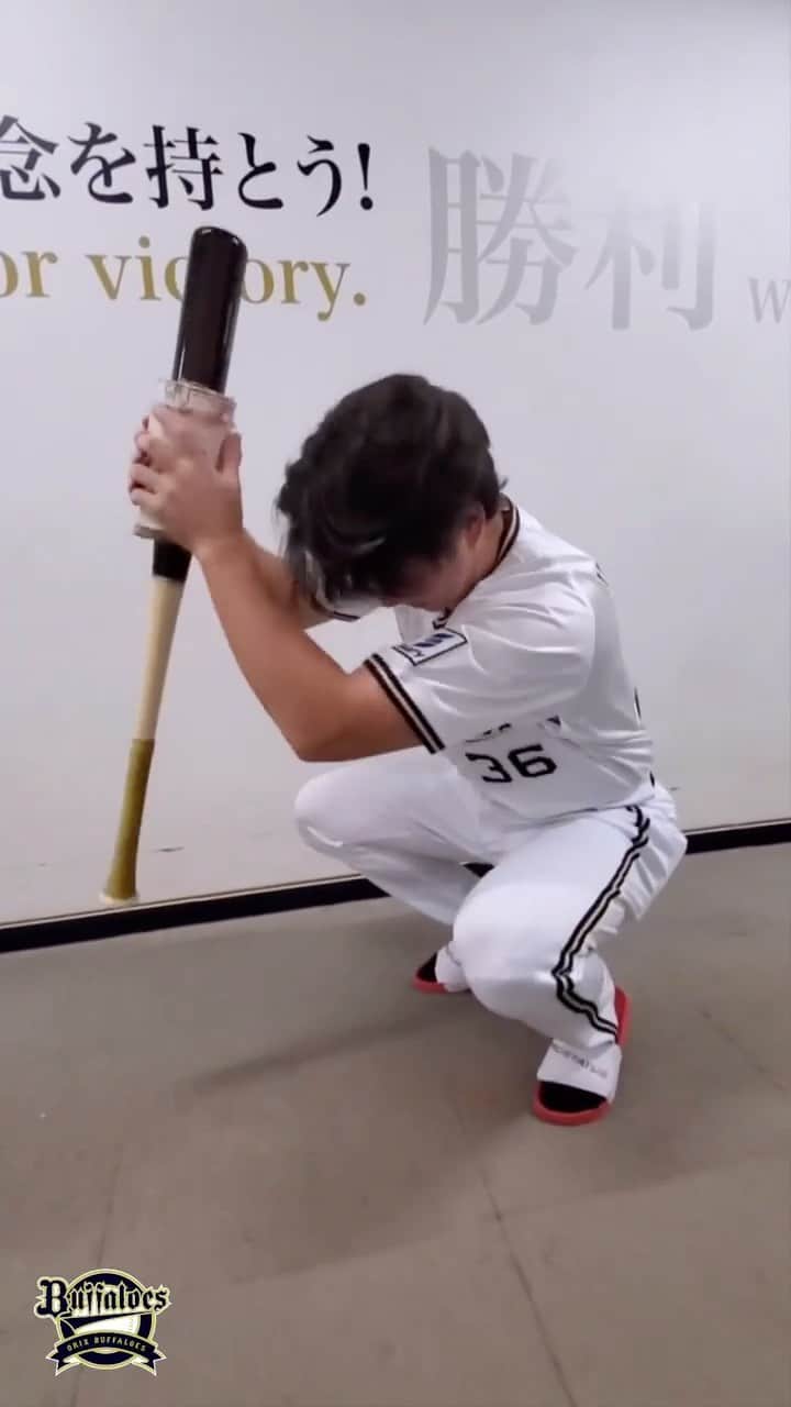 のインスタグラム：「#試合前の山足 #山足達也 #まだやってる #ゴンザレスのバット #仲間思い #まだやってる #時代は山足 #まだやってる #重り取るために朝からウエイト #まだやってる #探偵さんよろしくお願いします #諦めたかと思ったら #遠くからドンドン聞こえる #まだやってる #諦めのわるい男 #Bs2023 #buffaloes #baseball #ORIX #プロ野球」