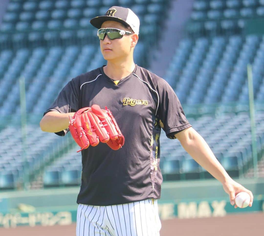 阪神タイガースさんのインスタグラム写真 - (阪神タイガースInstagram)「9月19日、甲子園球場での先発投手練習の様子です！ #青柳晃洋 選手 #才木浩人 選手 #伊藤将司 選手 #大竹耕太郎 選手 #西勇輝 選手 #ジェレミービーズリー 選手 #阪神タイガース #ARE」9月19日 17時30分 - hanshintigers_official