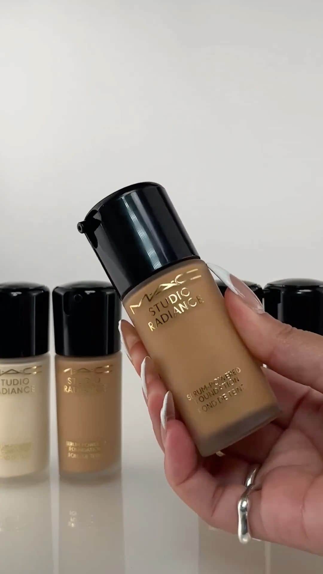のインスタグラム：「Le saviez-vous ? 👀  Exclusivement dans nos boutiques, vous pouvez demander un échantillon de notre nouveau #MACStudioRadiance afin de pouvoir le tester chez vous ! 😍  Si vous n’avez pas de boutique MAC près de chez vous, commentez ce post avec le mot GLOW, nous vous contacterons en DM pour vous aider à trouver LA teinte idéale. ✨  📹 Regram @maccosmeticsuk  #StudioRadiance #SerumPowered #HyperGlow」