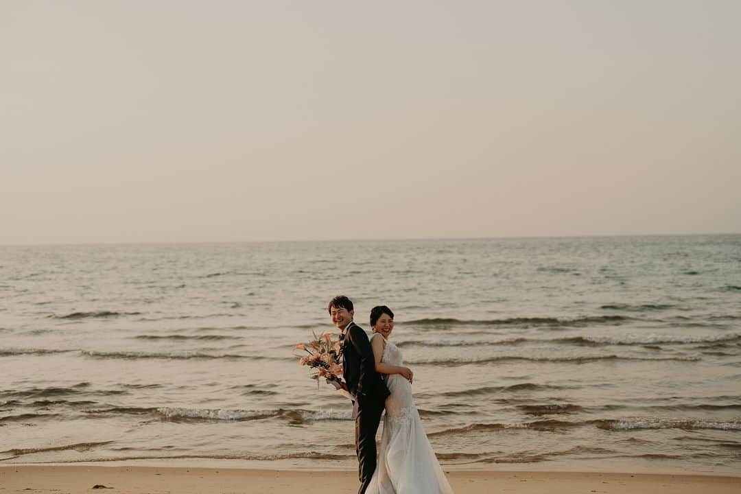 ラヴィ•ファクトリーさんのインスタグラム写真 - (ラヴィ•ファクトリーInstagram)「. 【写真で叶える結婚式】 . おふたりのフォトウェディングを 一緒に作ったスタッフと思い出のお写真📸  海辺でのお写真は日中と夕方で ガラッと違う雰囲気のお写真を 楽しんでいただけます🪄  . —————— ラヴィファクトリー:@fukuoka_laviephotography Photographer: @kazuki_laviephotography AREA:JAPAN,FUKUOKA —————— @laviefactoryをフォローして #laviefactory #ラヴィファクトリー のハッシュタグをつけて お写真を投稿してみてくださいね✳︎ . こちらの公式IG（@laviefactory） で取り上げさせていただきます✨ . 思わず笑顔になれるハートのある 「家族写真」はラヴィクルール* >>>@laviecouleur_official . #wedding #weddingphotography #photo #ハートのある写真 #instawedding #結婚写真 #ウェディング #ウェディングフォト #撮影指示書 #ロケーションフォト #前撮り#写真好きな人と繋がりたい #フォトウェディング #卒花 #後撮り #ウェディングニュース #前撮り小物 #前撮りフォト #前撮りアイテム #ウェディング撮影 #撮影構図 #前撮りアイディア #撮影指示書 #花嫁コーディネート #花嫁コーデ #洋装ロケフォト #サンセットフォト #ナイトフォト」9月19日 17時33分 - laviefactory