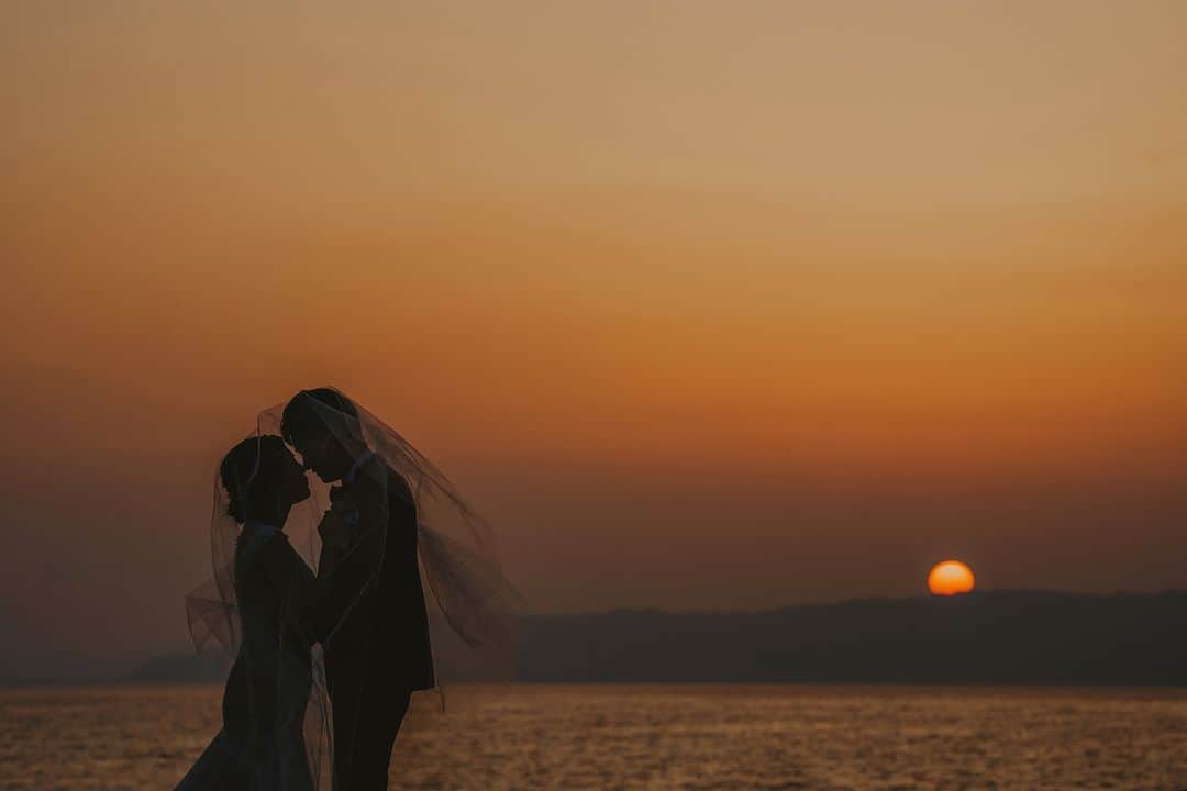 ラヴィ•ファクトリーさんのインスタグラム写真 - (ラヴィ•ファクトリーInstagram)「. 【写真で叶える結婚式】 . おふたりのフォトウェディングを 一緒に作ったスタッフと思い出のお写真📸  海辺でのお写真は日中と夕方で ガラッと違う雰囲気のお写真を 楽しんでいただけます🪄  . —————— ラヴィファクトリー:@fukuoka_laviephotography Photographer: @kazuki_laviephotography AREA:JAPAN,FUKUOKA —————— @laviefactoryをフォローして #laviefactory #ラヴィファクトリー のハッシュタグをつけて お写真を投稿してみてくださいね✳︎ . こちらの公式IG（@laviefactory） で取り上げさせていただきます✨ . 思わず笑顔になれるハートのある 「家族写真」はラヴィクルール* >>>@laviecouleur_official . #wedding #weddingphotography #photo #ハートのある写真 #instawedding #結婚写真 #ウェディング #ウェディングフォト #撮影指示書 #ロケーションフォト #前撮り#写真好きな人と繋がりたい #フォトウェディング #卒花 #後撮り #ウェディングニュース #前撮り小物 #前撮りフォト #前撮りアイテム #ウェディング撮影 #撮影構図 #前撮りアイディア #撮影指示書 #花嫁コーディネート #花嫁コーデ #洋装ロケフォト #サンセットフォト #ナイトフォト」9月19日 17時33分 - laviefactory
