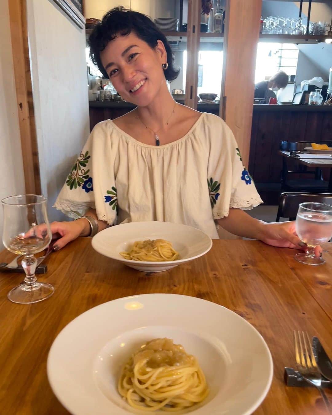 桃生亜希子のインスタグラム：「久しぶりのnanaちゃん　@kona_nana と、久しぶりの　@luke_hayama でLUNCH🌞 　 　前菜からメインまで、どれも美味しかったなぁー！🙏😍 　 　nanaちゃんともゆっくりおしゃべり出来てよかった😆  　私は息子だけど、思春期の娘を持つって、すごくチャレンジングなんだろうなぁ。 　女の子の方が同性として、母親に厳しいしね。✨ 　その分成長も出来そうだなぁ、、なんて、想像してみる。🫧 　 　優しくて、どんどん引き寄せの力が増しているnanaちゃん。✨ 　いつもありがとう❤️🫶 　またすぐね！  　今、風邪が流行ってるから、みんな気をつけてね！ 　私も先週は熱🤒でもおかげで心身共にデトックス👍🏿✨」