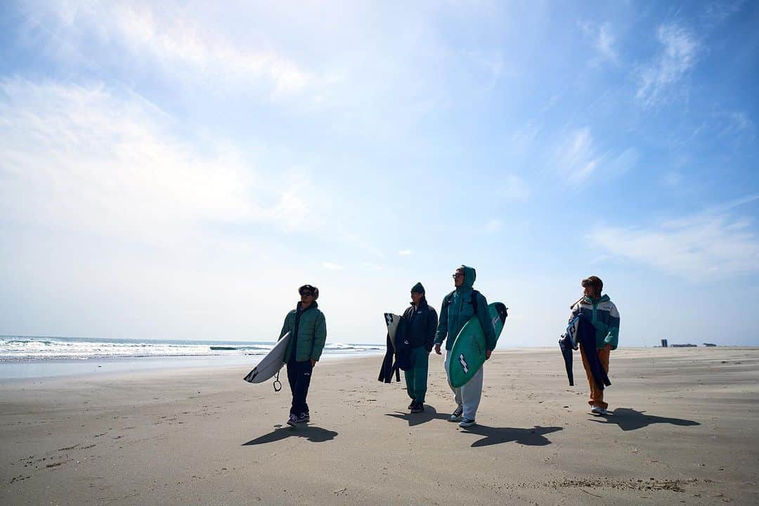 のインスタグラム：「2023 ADVENTURE DIVISION TRIP @keito_matsuoka  @kaiojima  @takuminakamura  @cocona_kawase  が東北へ向かった。冒険とまだ見ぬ波を追い求めて。  最新の映像をプロフィールのリンクよりチェックして！  🎥 @simpleeasy_film  📷 @takeuchishinpei  text @thinkwastyle   #BillabongAdventureDivision」