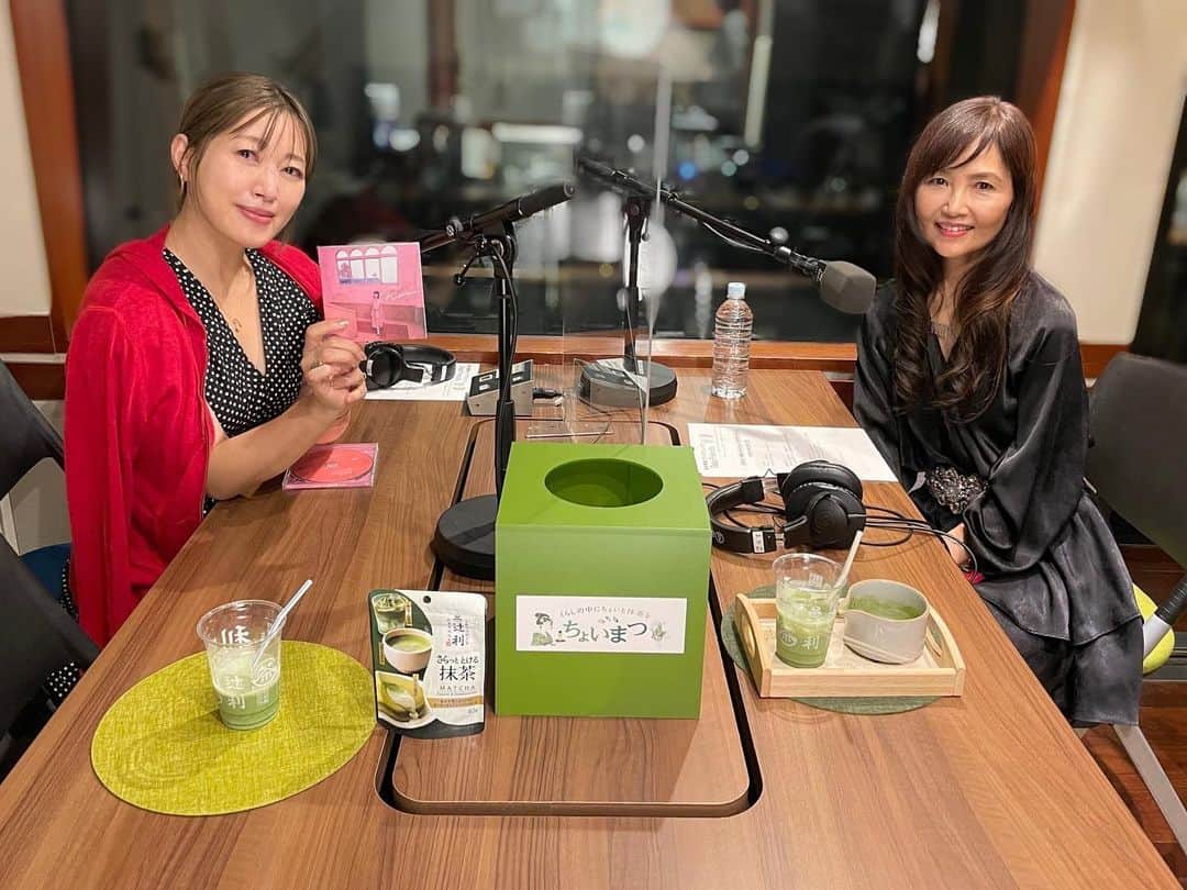 のインスタグラム：「9/19 #ディアフレンズ  シンガーソングライターの#飯島真理 さんをお迎えしました✨ @mari_iijima_official   1983年に坂本龍一さんがプロデュースした アルバム『Rosé』でデビュー。  『#超時空要塞マクロス 愛・おぼえていますか』の主題歌 「愛・おぼえていますか」は大ヒットを記録しました。  今年デビュー40周年を迎えます！  飯島真理さん 「美雨さんとは一度、スタジオでお会いしたことがあるんです。 “ロゼ”を制作中にお母様と一緒にお揃いのワンピースで スタジオにいらしたのを見ています。」  美雨さん 「えぇ〜！当時は3歳（笑） じゃあ40年ぶりの再会ですね。」  現在はアメリカ・LAを拠点に活動され 10月4日にはデビュー40周年を記念した 初のオールタイムベスト 飯島真理『ALL TIME BEST ALBUM』が リリースされます！  レーベルの垣根を越えた3枚組となる豪華盤には 『Her（彼女）』『Him（彼）』『Us（私たち）』と タイトルがつけられた3つのコンセプトから 飯島さんがセレクトされたベストアルバム。  初回限定盤には、発売されたライブ映像からの ベスト・セレクションと、MVが収録されたDVDが付属。  さらに、全てのディスコグラフィーを掲載した 別冊ブックも付いた豪華仕様となっています。  ―――――――――――――――― 辻利の抹茶を飲みながらリフレッシュしていただく時間♬  Q.最近、リフレッシュしたできごとは？  飯島真理さん 「今日、美雨さんに出会えたこと。 なにか色んな時代を同時に体験しているような とても不思議な気持ちになりました。 それに、美雨さんの中にお父様がいらっしゃるような 気がするから、再会という気持ちもあります。」  #mariiijima  #愛おぼえていますか #坂本美雨 @miu_sakamoto @miusakamoto.staffofficial #tokyofm #JFN #全国38局ネット #radiko  @tokyofm_official」