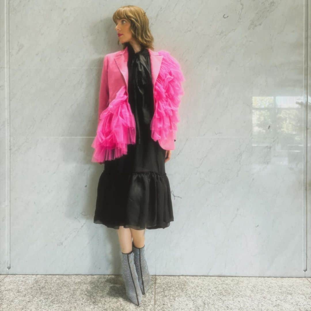 IVANのインスタグラム：「🪿🩷🖤✨☁️ @vivianosue  @vivianostudio   styling & 📸by  @yuta____tokyo  Thank you ♡  #vivianosue#viviano#hmstudio#YELLO#fashion」