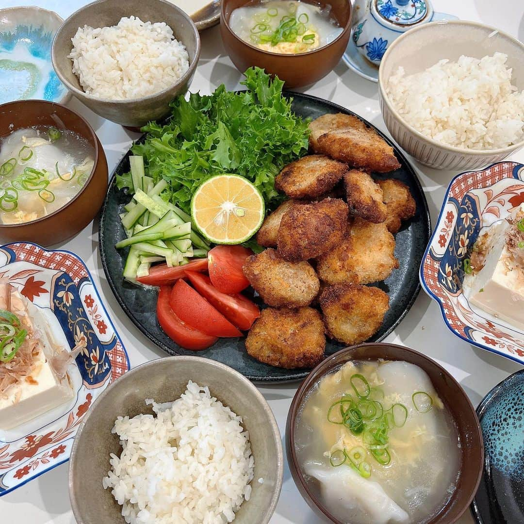 momoのインスタグラム：「#晩御飯#食費月25000円  17時の👦たちの夕飯  梅紫蘇チキンカツ 水餃子スープ 冷奴  ⚽️の前にササっとご飯！ チキンカツは義母からわけてもらった✌️  久しぶりにTOKYO🗼でお仕事なので、作り置きやいない間の準備！！ 最近気付いたけど、恭介に料理を教えた方が結果早くないか？   #晩ごはん#晩ご飯#夕食#夕御飯#夕食#おうちごはん#節約#節約ご飯#晩御飯#デリスタグラム#デリスタグラマー#クッキングラム#ワーママ#大分#instafood」