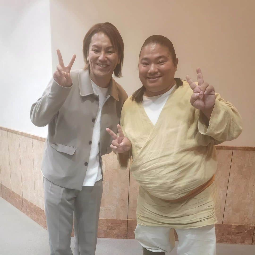 のインスタグラム：「櫻井・有吉THE夜会の収録時に同じチームで頑張ってくれた狩野英孝さんとのツーショットです📱📣 とても優しくて、ラーメンでもつけめんでもなく超イケメンでした✨ #𝐕𝐈𝐕𝐀𝐍𝐓 #富栄ドラム」
