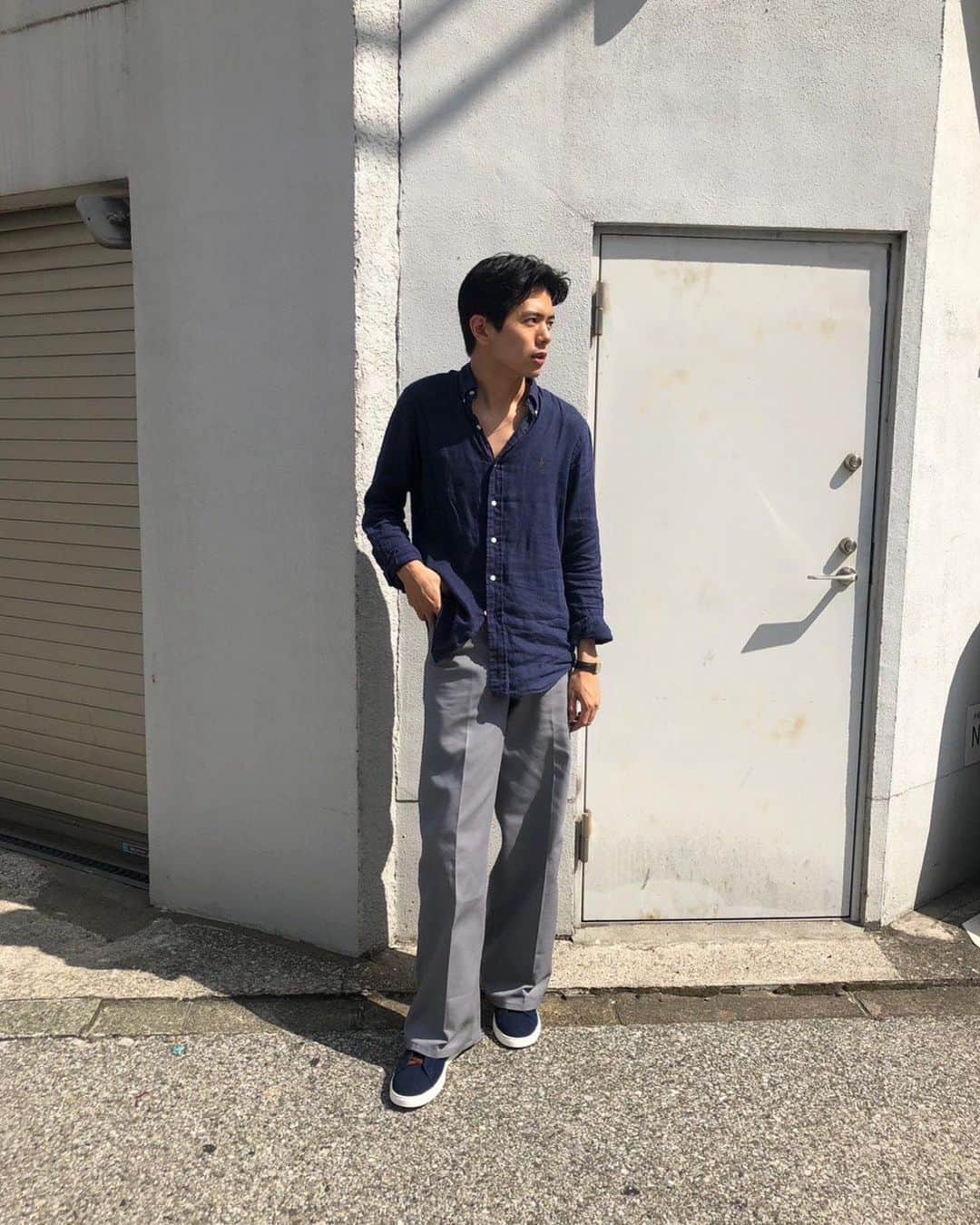 井上翔太のインスタグラム：「メンズノンノの企画で私服と ゼニアのスニーカーを合わせてみました！ デニム地にオレンジのアクセントがかっこいい！  #ゼニア #トリプルステッチスニーカー #ZEGNA #TripleStitch #mensnonno  #pr」