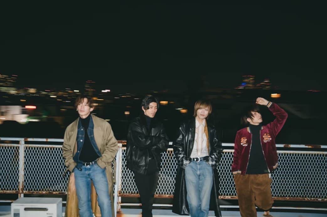 のインスタグラム：「. ツアー2本目 10/21に開催される 大阪の3マンの話  この3組の仲を知らない人が 2割くらいいたので…  Lenny code fiction わたる ソラ  THE SIXTH LIE Vo.あらた  Flowback たつき  この4人は コロナ禍入る前に仲良くなった ゲームを通して  Fortnite をたつきがやってて オレが誘われ、ソラを誘い あらたを連れてきた  毎晩毎晩ゲームしてた 盛ることなく10時間くらい毎日 そんな日々を過ごす中 ゲーム以外でも遊ぶようになり  旅行行ったり ダーツしたり 温泉 サウナ ディズニーでは中のカフェで数時間音楽について話し込んだりした  3組とも大きくなったら 3バンドでなんかしたいな  これがいつも語る最後の夢  ゲーム配信では オレ達の事を チーム温野菜と呼ぶことになった 理由は温野菜でよく飯を食べてたから  その配信も 朝まで長くやったりした 大人になってからの友達 20代の青春でした  温野菜でアー写なんか撮ろうやとかふざけて言って @matsui_photo に撮ってもらったりした  定期的に集まっては 話したり遊んだり そんな時代の流れを止めるくらい 素直に過ごす日々を Sleepless Nightという曲にして オレはセカンドアルバムにも入れた  それぞれが所属するバンドの 最後のスリーマンが 10/21 大阪シャングリラである  悲観は一つもない！  ただ単に楽しみで仕方がない  2ヶ月前くらい 原宿でもスリーマンしたけど その日の空気感は とても良いものやった  それ以上に よくなる気がする  今では　 温野菜以外のメンバー同士も仲良いし 3つのグループとして 仲のいい時間を送ってる  どんなライブになるのか オレも気になる  最高の時間になりそう  10/21 よろしくお願いします！  #lennycodefiction  #flowback #thesixthlie #live # バンド」