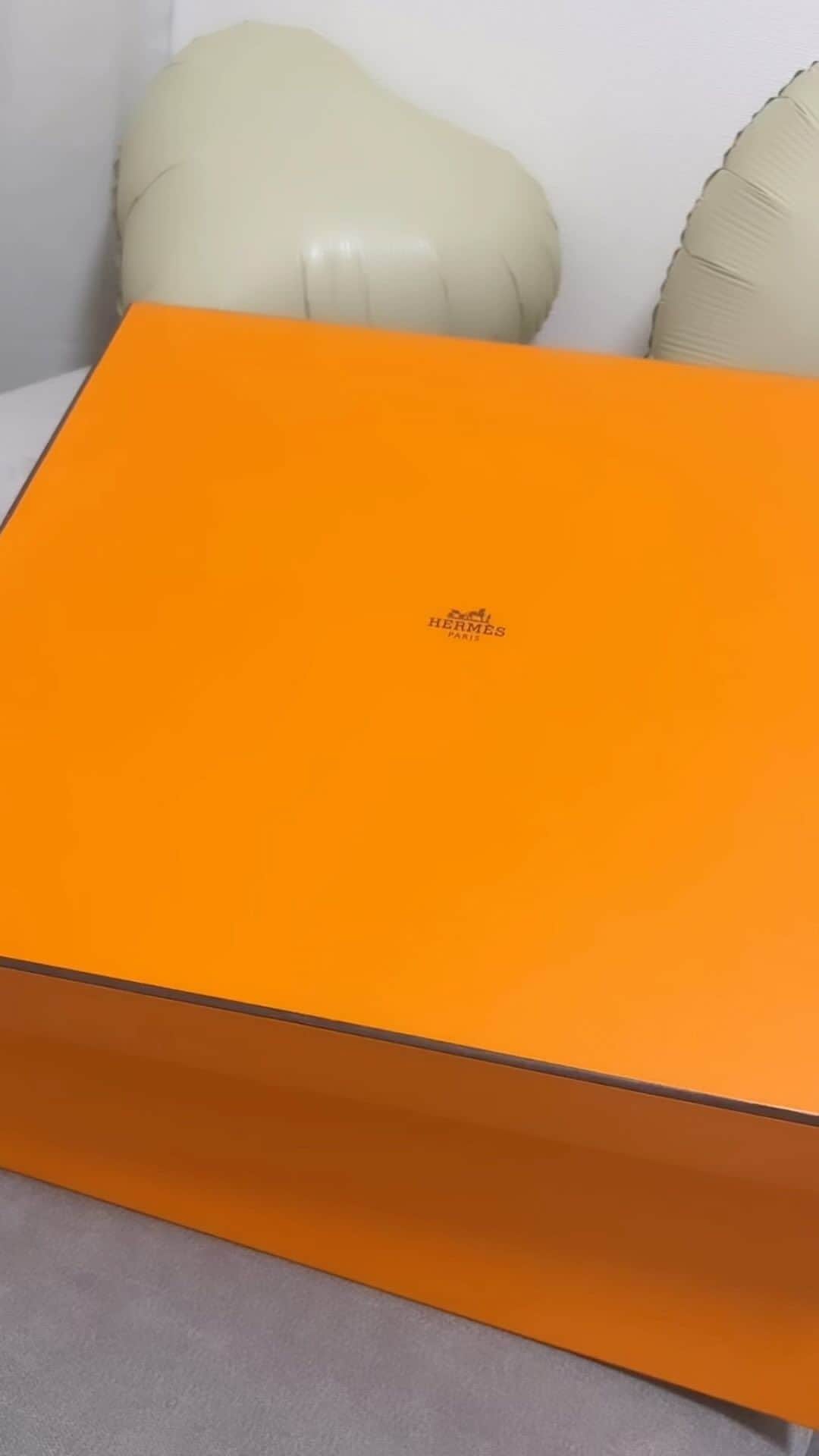 小川真葵のインスタグラム：「開封動画🍊？？？  #hermes #hermès  #開封動画  #3歳女の子 #子供のいる暮らし  #昔から箱に入るのが好き👧 #これ娘に撮らされたのよ」