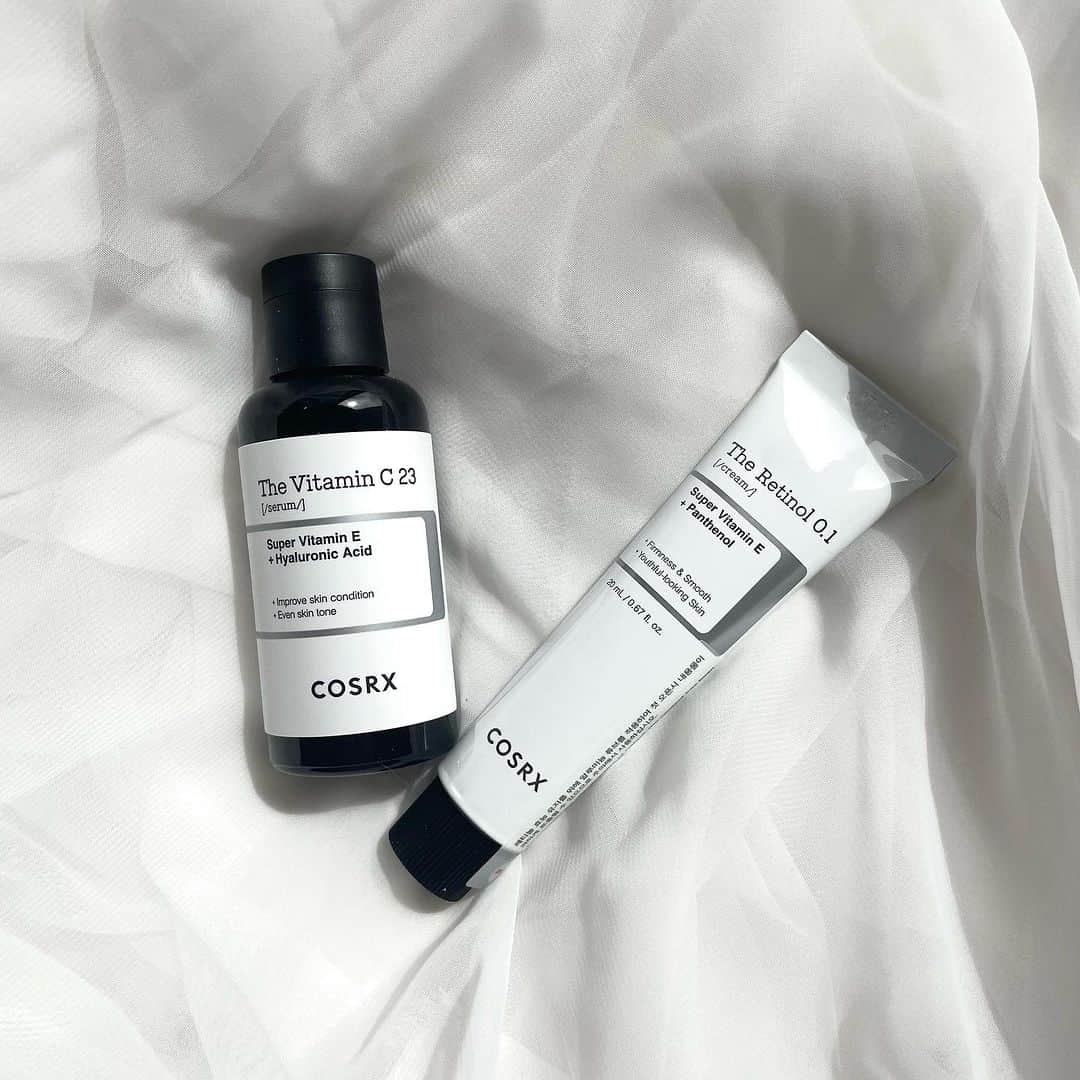 ericaのインスタグラム：「#cosrx   COSRXのお守り！神スキンケアアイテム 1週間使用正直レビュー🔥  元々大好きで使用していたスキンケアブランド 「COSRX(コスアールエックス)」 一つずつレビューしていきます😉🎶  ◾️ RXザ・ビタミンC23セラム ここ1年くらいビタミンCのセラムにハマっているので COSRXのビタミンCも期待大✨ まず蓋を開けた瞬間に「プシュ！」と言うんですよ〜 どうやらビタミンCの特性上、開封時にガスが発生するらしい🤔 この時点で「本当に高濃度やん…」と期待大です！ なんと、ありのままのビタミンが23％も高濃縮されてるそう。  毎朝のスキンケアとして使用していましたが ベタつかないテクスチャーでさっぱり使えました🍋 まさにぬるビタミンサプリ🍋  産後、引きこもりではありますが家にいても 紫外線は降り注いでくるわけで… そして紫外線対策は当たり前に365日しなきゃいけないわけで…(秋も冬も室内で過ごす時間が多くても絶対日焼け止め塗るんだよ🔥)  朝1分、この高濃度ビタミンCセラムを塗るだけで 肌を沈静化し24時間エイジング(年齢に応じたケア)や 日焼けによるシミ予防ができます🫣  ◾️ RXザ・ レチノール0.1クリーム こちらのレチノールクリームは以前購入した事があり、 大好きすぎたので今回改めてレビューします🔥  レチノール特有の刺激(皮剥け等)を減らした0.1配合なのに 使い続けると明らかに効果が期待できる本格派クリーム✨  夜のスキンケアの最後に1分使うだけで あらゆる毛穴悩みをケアしてくれる上に 毛穴の目立たない卵肌へ導いてくれます🥚  妊娠中、肌が敏感だったけど攻めのスキンケアをしたかった私…(人体実験大好き)そんなゆらぎ肌の時も使用できたクリームです！勿論個人差はありますが、私はこのクリームに妊娠中の肌を支えられました👶  どちらのアイテムも、まずは60日間の使用がオススメです🥰」