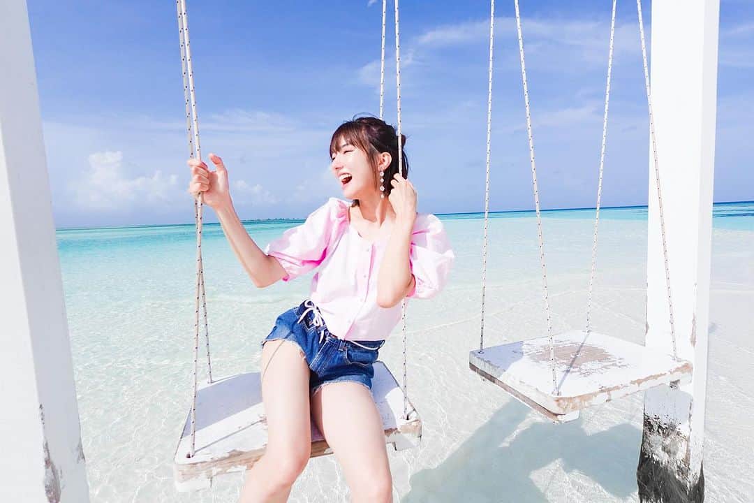 搗宮姫奈のインスタグラム：「世界一周コーヒーの旅休憩編"モルディブ"  美しすぎる海にうっとりしてしまいました。  人生で1度は行ってみたかったこの場所にトランジットで立ち寄ると航空代が全体的に安くなる事がわかり、テンション爆上がり！🥺🫰  ちょっとだけ休憩してまいりました🫡  モルディブは地球温暖化の影響でか海抜が上昇する事により、2100年には沈んでしまうのではないかと言われています。（モルディブのほとんどの島が海抜1メートルほど）  そんなの！！！沈む前に絶対いかなきゃ！！！！ #100歳以上生きる前提  モルディブは1島1リゾートと言われていて、 1つの島が丸々リゾートになる程小さな島が1,200も存在する国です。  私のお邪魔した島も素晴らしかった🥺！  夢が叶った瞬間でした🥺✊  #ひめ旅日記 #ひめカフェ巡り #世界一周コーヒーの旅 #世界一周 #モルディブ #オルベリ #オルベリビーチアンドスパリゾート #リゾート #リゾートホテル  #worldtraveler」