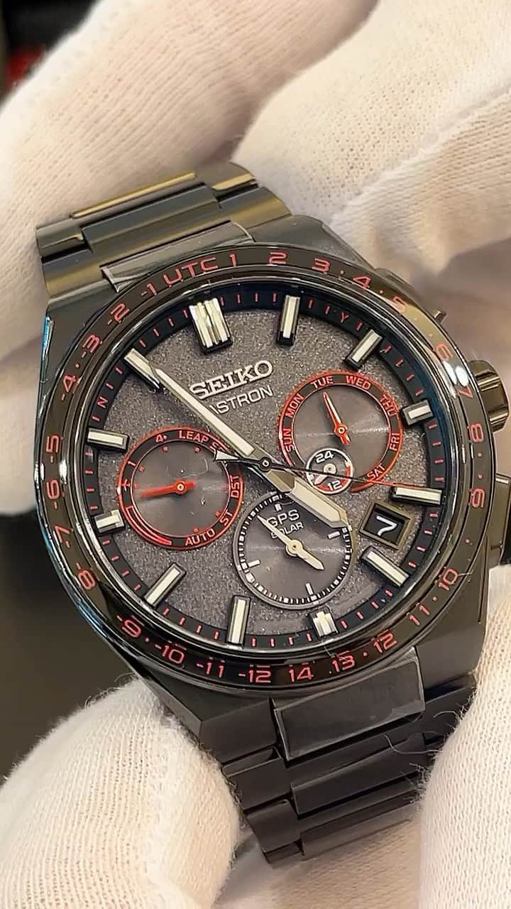 NAKANIWA WISPのインスタグラム：「【数量限定！SEIKO ASTRON特別モデル】  🌟SEIKO ASTRON Ref:SBXC137🌟 ✨日本国内350本のみの数量限定販売！✨ 💰価格: ¥330,000（税込）  🔥2023年の特別な限定版 - Seiko Astron Nexter GPS Solar🔥  このモデルは、レギュラーモデルとは一線を画す、トレンドを意識した色合いが魅力的です。 オールブラックのチタンケースにレッドのアクセントが施され、ストイックでアクティブな印象を放っています。  ダイヤルにはアスファルトパターンを採用。これは新しいことに挑戦する次世代リーダーの強い意志を象徴しています。  さらに、モデルに合わせてカラーコーディネートされたツートーンの強化シリコンストラップが付属。こだわりのスタイルを持つあなたのコーディネートの幅をさらに広げます。  この機会をお見逃しなく！  # ASTRON #アストロン #SBXC137 #セイコー #SEIKO #Nexter #NAKANIWAWATCH #NAKANIWA #仲庭 #仲庭時計店 #OSAKAWATCH」