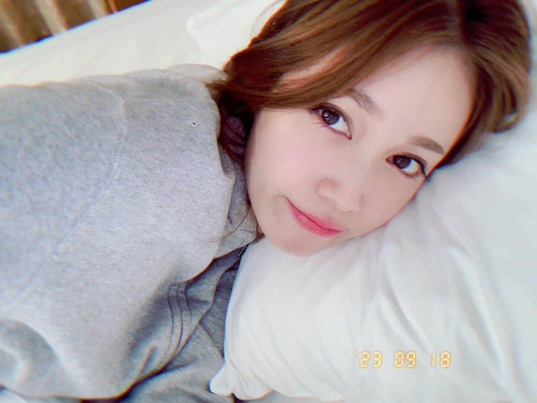のインスタグラム：「今夜は「ウソ婚」🌙 控室にベットがあって🛌💭寝ていいんだよ〜と言わんばかりにあるから、休憩中に飛び込んだんだ🐧 10分20分でも寝れると集中力が増す気がする！ お昼寝休憩の導入希望してます👼🌙」