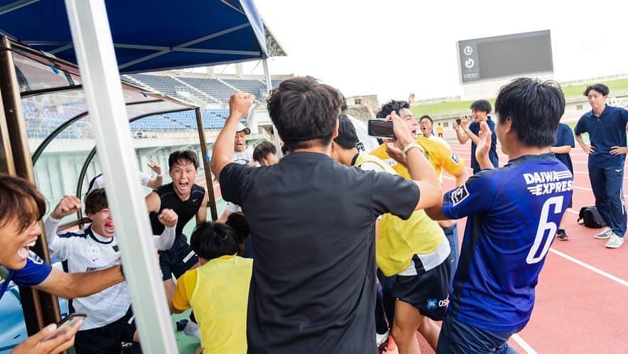 岡崎慎司さんのインスタグラム写真 - (岡崎慎司Instagram)「自分の仲間との夢に是非沢山の方に応援してもらいたいと昨日改めて思ったので少し読んでください！ FCEASYから歴史を引き継いで始まったFC Basara Hyogoの今期の戦いは昨日の試合に勝利して他会場の結果により、関西1部の残留が決まりました。 アカデミーの子供達の為にも目指すべき目標が必要だと仲間と決断して覚悟を決めたので例え2部に落ちたとしてもやる事は変わらないと昨日まで考えていましたが、実際に試合が始まるとドキドキしながら試合の結果を追い、他会場の結果を追う自分がいました。 今期クラブとして勝ち切れない試合がいっぱいあって、選手、スタッフ、それぞれにストーリーがあったと思うんやけど、最後にその課題を克服し勝ち切った事が本当に素晴らしい。これは試合に出た選手だけじゃなく、シーズン通して一緒に戦った全員にとって自信になる価値のある勝利です。 僕も何度も大事な試合に負けや勝ちを繰り返して来たけど、勝つ事でしか得れないものがあると僕は確信があります。 そして何より最後は残留という結果により、現場で戦った人間や僕達を信じてサポートしてくれてるスポンサーの方が報われた事が何より嬉しい。そして僕達の1番大事なアカデミーの子達がスタジアムに来てこの戦いを応援してくれ、目に焼き付けてくれた事に感動しました。 僕は今は選手で、陰で見守る事しかできないけど、仲間の頑張りにも刺激をいつも受けています。 昨日凄く不思議な感覚だったんですが、僕を応援してくれてる方には是非このクラブを応援して欲しいし一緒に夢をみたいなと思いました。ここで育った選手が、ドイツのFC Basara Mainz にいき、ブンデスリーグにクラブが成り上がるなんて大きい夢とともに、FC Basara Hyogo がＪリーグで上を目指していくという夢を一緒にみれたらいいなと思いました！」9月19日 17時50分 - shinjiokazaki_official