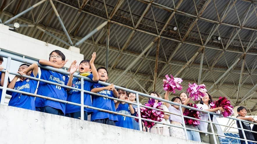 岡崎慎司さんのインスタグラム写真 - (岡崎慎司Instagram)「自分の仲間との夢に是非沢山の方に応援してもらいたいと昨日改めて思ったので少し読んでください！ FCEASYから歴史を引き継いで始まったFC Basara Hyogoの今期の戦いは昨日の試合に勝利して他会場の結果により、関西1部の残留が決まりました。 アカデミーの子供達の為にも目指すべき目標が必要だと仲間と決断して覚悟を決めたので例え2部に落ちたとしてもやる事は変わらないと昨日まで考えていましたが、実際に試合が始まるとドキドキしながら試合の結果を追い、他会場の結果を追う自分がいました。 今期クラブとして勝ち切れない試合がいっぱいあって、選手、スタッフ、それぞれにストーリーがあったと思うんやけど、最後にその課題を克服し勝ち切った事が本当に素晴らしい。これは試合に出た選手だけじゃなく、シーズン通して一緒に戦った全員にとって自信になる価値のある勝利です。 僕も何度も大事な試合に負けや勝ちを繰り返して来たけど、勝つ事でしか得れないものがあると僕は確信があります。 そして何より最後は残留という結果により、現場で戦った人間や僕達を信じてサポートしてくれてるスポンサーの方が報われた事が何より嬉しい。そして僕達の1番大事なアカデミーの子達がスタジアムに来てこの戦いを応援してくれ、目に焼き付けてくれた事に感動しました。 僕は今は選手で、陰で見守る事しかできないけど、仲間の頑張りにも刺激をいつも受けています。 昨日凄く不思議な感覚だったんですが、僕を応援してくれてる方には是非このクラブを応援して欲しいし一緒に夢をみたいなと思いました。ここで育った選手が、ドイツのFC Basara Mainz にいき、ブンデスリーグにクラブが成り上がるなんて大きい夢とともに、FC Basara Hyogo がＪリーグで上を目指していくという夢を一緒にみれたらいいなと思いました！」9月19日 17時50分 - shinjiokazaki_official