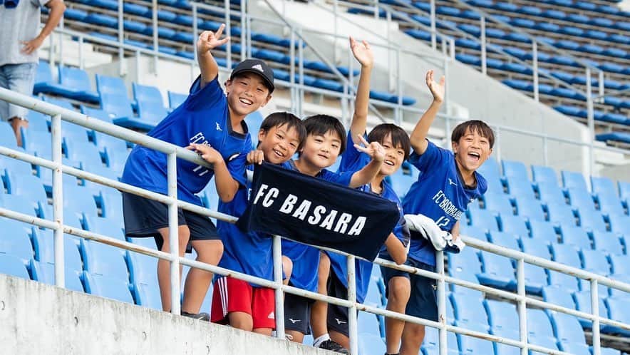 岡崎慎司さんのインスタグラム写真 - (岡崎慎司Instagram)「自分の仲間との夢に是非沢山の方に応援してもらいたいと昨日改めて思ったので少し読んでください！ FCEASYから歴史を引き継いで始まったFC Basara Hyogoの今期の戦いは昨日の試合に勝利して他会場の結果により、関西1部の残留が決まりました。 アカデミーの子供達の為にも目指すべき目標が必要だと仲間と決断して覚悟を決めたので例え2部に落ちたとしてもやる事は変わらないと昨日まで考えていましたが、実際に試合が始まるとドキドキしながら試合の結果を追い、他会場の結果を追う自分がいました。 今期クラブとして勝ち切れない試合がいっぱいあって、選手、スタッフ、それぞれにストーリーがあったと思うんやけど、最後にその課題を克服し勝ち切った事が本当に素晴らしい。これは試合に出た選手だけじゃなく、シーズン通して一緒に戦った全員にとって自信になる価値のある勝利です。 僕も何度も大事な試合に負けや勝ちを繰り返して来たけど、勝つ事でしか得れないものがあると僕は確信があります。 そして何より最後は残留という結果により、現場で戦った人間や僕達を信じてサポートしてくれてるスポンサーの方が報われた事が何より嬉しい。そして僕達の1番大事なアカデミーの子達がスタジアムに来てこの戦いを応援してくれ、目に焼き付けてくれた事に感動しました。 僕は今は選手で、陰で見守る事しかできないけど、仲間の頑張りにも刺激をいつも受けています。 昨日凄く不思議な感覚だったんですが、僕を応援してくれてる方には是非このクラブを応援して欲しいし一緒に夢をみたいなと思いました。ここで育った選手が、ドイツのFC Basara Mainz にいき、ブンデスリーグにクラブが成り上がるなんて大きい夢とともに、FC Basara Hyogo がＪリーグで上を目指していくという夢を一緒にみれたらいいなと思いました！」9月19日 17時50分 - shinjiokazaki_official
