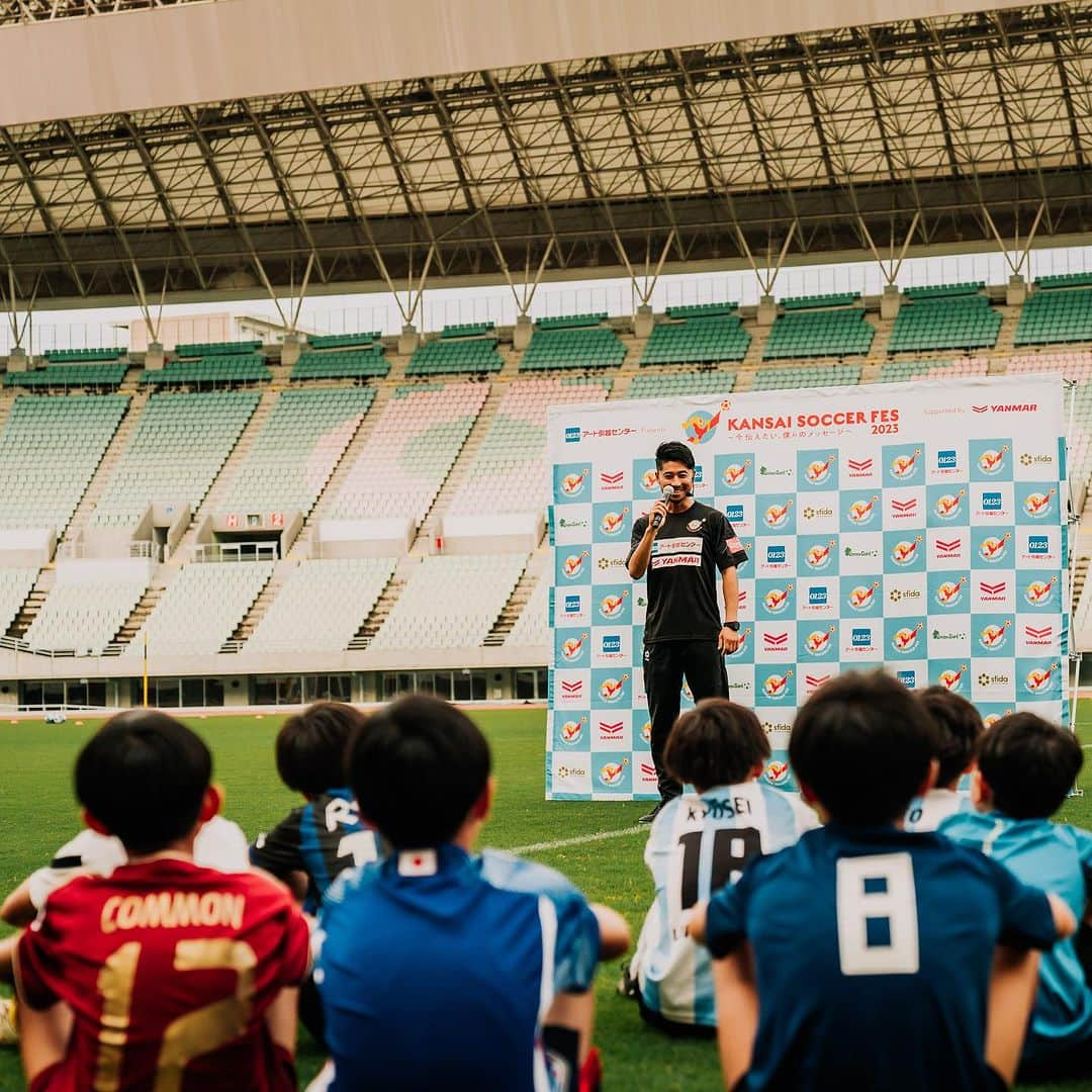 田中裕介のインスタグラム：「『アート引越センター Presents KANSAI SOCCER FES 2023 Supported by YANMAR』 第3回“A FOX IN THE BOX” 日時：9月26日（火） 開始時間：17時開場18時開始 場所：ヨドコウ桜スタジアム（大阪市） 参加講師： 大久保嘉人氏　玉田圭司氏  KANSAI SOCCER FES第3回 まであと1週間‼︎⚽️ あっという間の準備期間でした！ 今回も協賛企業様から小学生参加者54名全員へのプレゼントに加えて特別賞を用意して頂きました。 プロを目指す上で必要となってくる『姿勢』。 イベント当日素晴らしい姿勢を見せてくれた子供達には参加賞に加えて更なるプレゼントを用意しました。  【景品一覧】 アート引越センター株式会社様　 ・参加者全員へノベルティ ・オリジナルミニボトル ➡特別賞8名   ヤンマーホールディングス株式会社様 ・参加者全員へノベルティ ・ユニフォーム&セレッソ大阪ホーム試合観戦チケット ➡特別賞2名2組  株式会社イミオ様 ・参加者全員へsfida製サッカーボール  株式会社おおきに商店様  ・参加者全員へノベルティ ・おおきにグッズセット ➡特別賞2名   G-SHOCK様 ・KANSAI SOCCER FESオリジナルロゴ入り G-SHOCK ➡特別賞8名  大塚食品株式会社様  ・参加者全員へノベルティ ・マッチ2ケース・ボンカレーゴールド中辛1ケース  ➡特別賞3名   ティファール様  ・クックフォーミーホワイト3L ➡特別賞2名  フットボールギア株式会社様 ・参加者全員へノベルティ  ・多機能スポーツソックス『Tiger grip』 ➡特別賞5名   株式会社マガリジャパン様 ・参加者全員にノベルティ  KANSAI SOCCER FESは 夢や目標に向かって突き進んでいく子供達を 企業様や個人支援者の皆様と共に応援しています。 当日の個人支援はまだ受け付けておりますので HPより是非お申し込みください。 ご支援誠にありがとうございます。  https://kansaisoccerfes.com/  #KANSAISOCCERFES #アート引越センター #yanmar  @kansai_soccer_fes  @yoshito13  @keijitamada_official   @sfidasports  @gshock_jp  #gshock  @footballgear_inc  @ookinishouten  @tfal_japan  #大塚食品 #magarijapan  #carlink #sirube #ブルーアース株式会社 #株式会社グリーンカード」