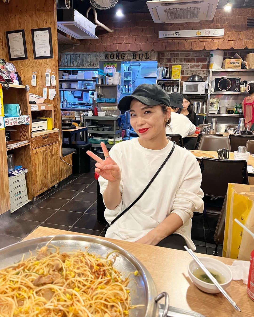 三輪麻未さんのインスタグラム写真 - (三輪麻未Instagram)「🫶 らぶなおふたりと✈️ 美味しい物を食べにきた。  そして、たまに買い物🛍️  #韓国#한국#🇰🇷」9月19日 17時52分 - asami_miwa