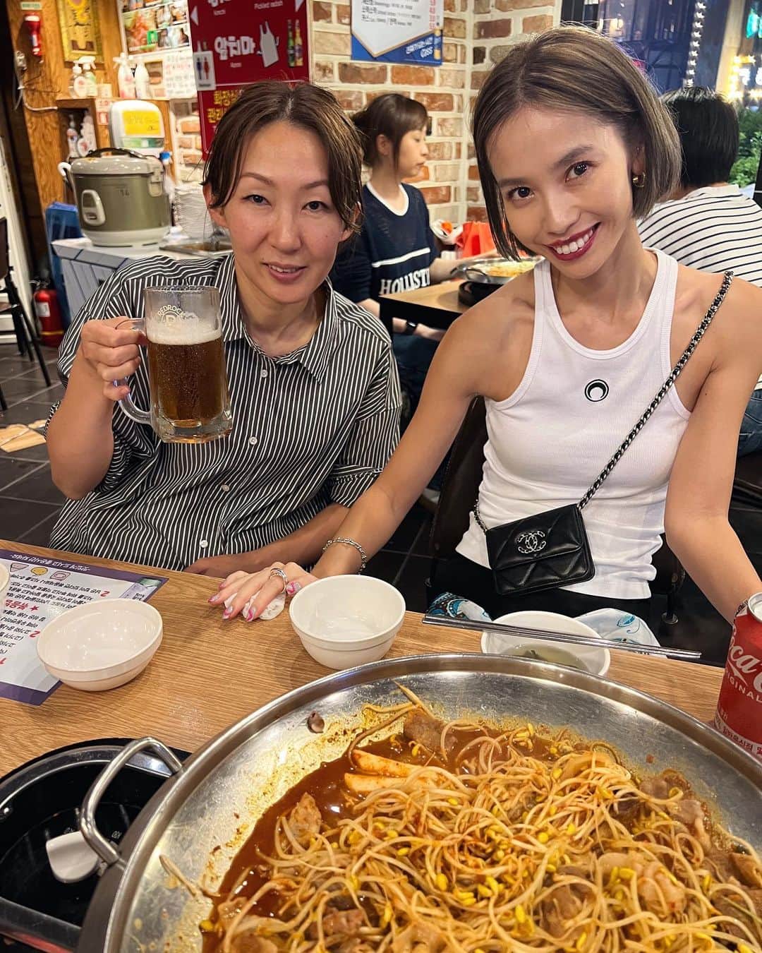 三輪麻未のインスタグラム：「🫶 らぶなおふたりと✈️ 美味しい物を食べにきた。  そして、たまに買い物🛍️  #韓国#한국#🇰🇷」