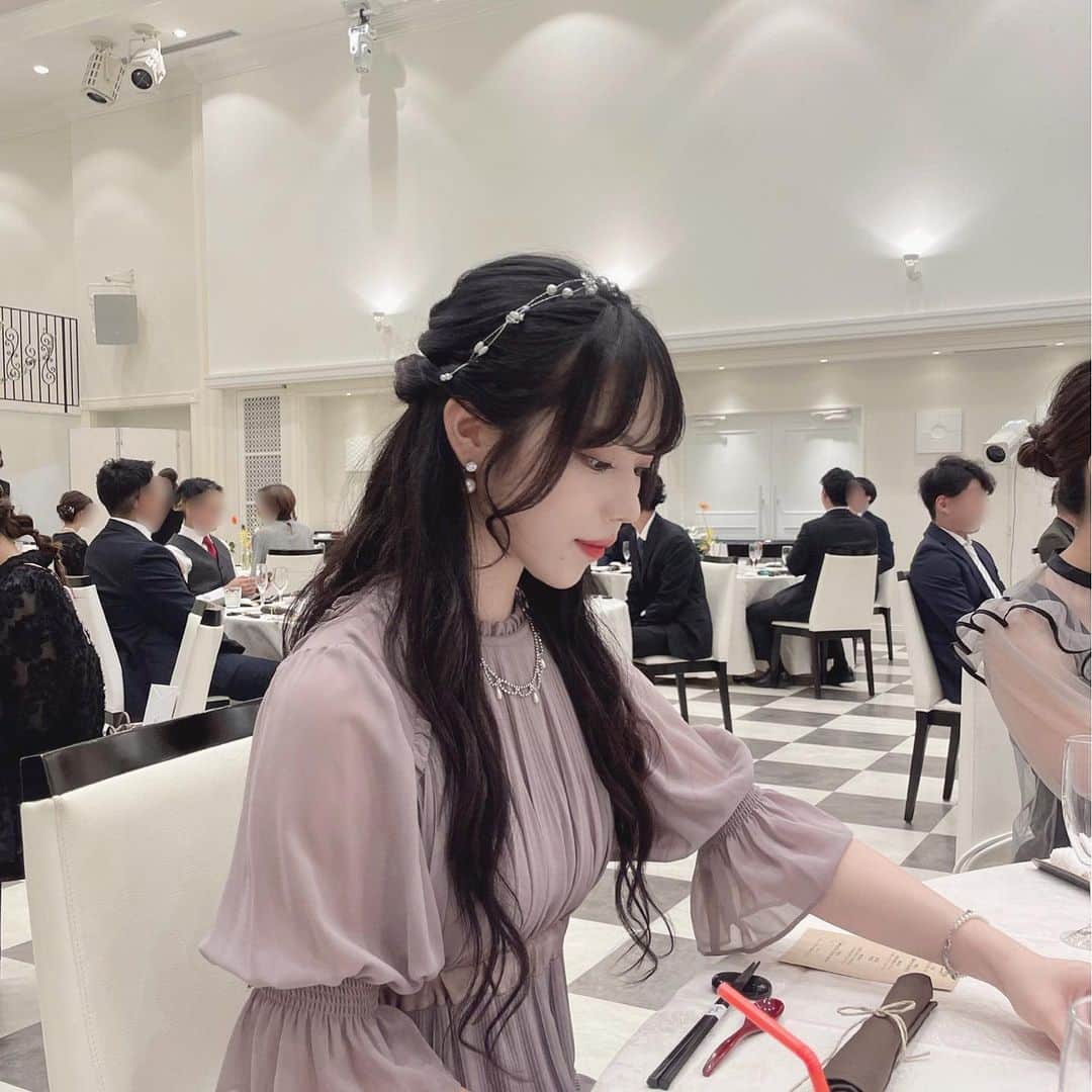 のインスタグラム：「お友達の結婚式行ってきた💍 綺麗過ぎて涙が出たのは人生初めてだったな🥹いっっぱい幸せな気持ちになれた♡  #結婚式  #結婚式ヘアアレンジ  #お呼ばれドレス  #お呼ばれヘア  #お呼ばれヘアアレンジ」