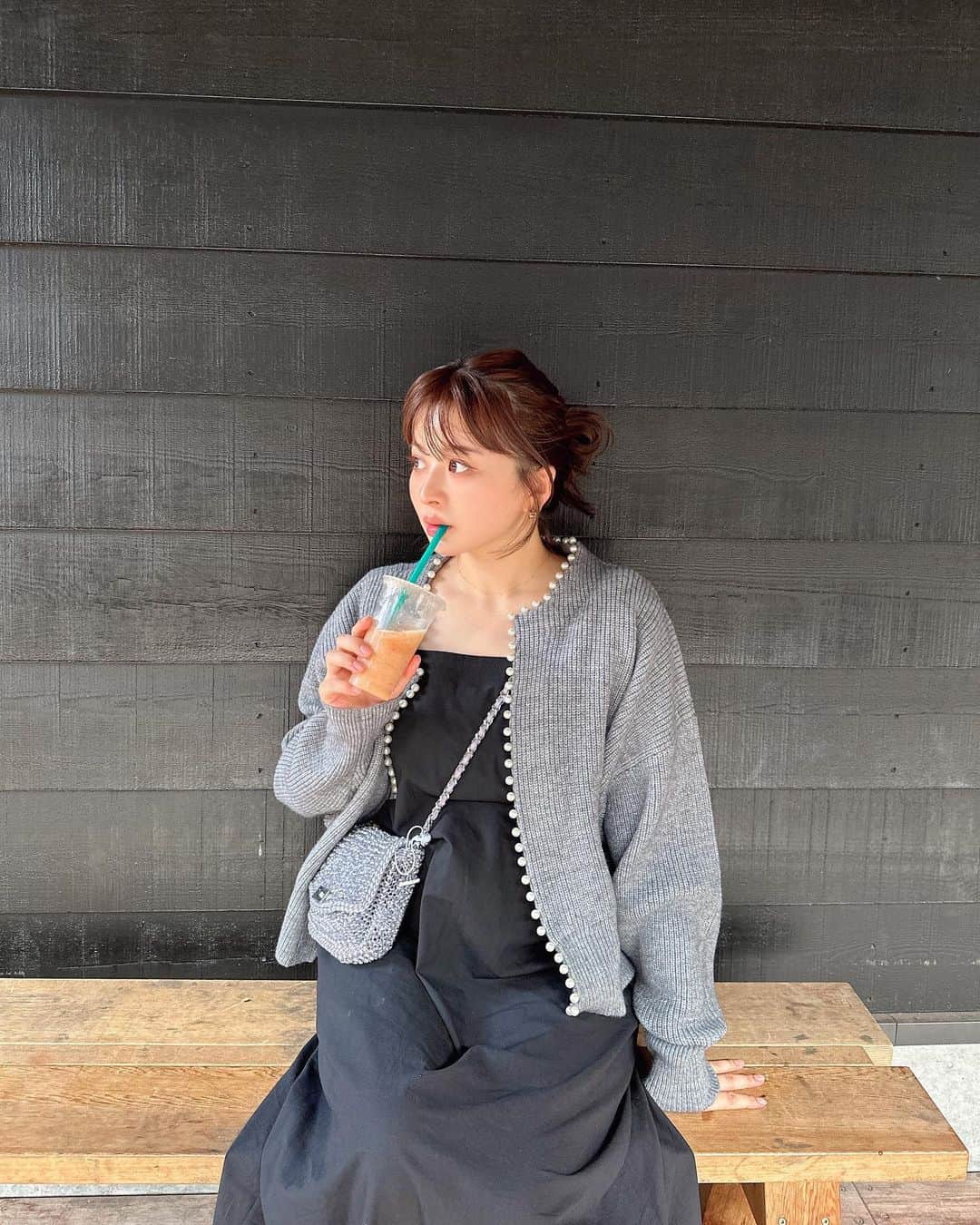 のインスタグラム：「実家に帰って、 お母さん。足が浮腫んだから マッサージをしておくれよ。と マッサージを頼んだら ゆいちゃん、これは むくみじゃなくてお肉詰まってる。と言われ いや、そんなはずはない。 正座ができないんだ。これは浮腫なんだ。 で通した実家帰省。  写真選びの時に旦那様が4枚目で 笑ってくれたのでこちらも一緒に。 桃スムージー美味しかった🍑🫶🏻  ニット販売開始しました♡」