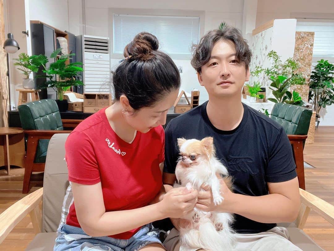 チェ・ソンヒョンのインスタグラム：「이런 공간 정말 좋다😍  레오랑 나들이 가려고  #남양주애견카페 검색해서 찾은  @cafe_zarak   예쁜 곰돌이 디저트🧸 머리까지 먹을 때 살짝 기분이 요상코롬했지만 따뜻한 티와 정말 잘 어울렸어요👍  다음에 가을여자처럼 머리 풀고 채도 낮은 옷 입고 다시 와야지 🤣😆」