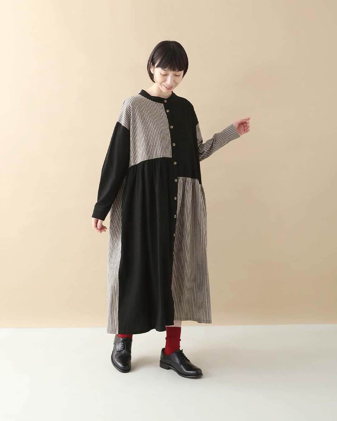 ナチュランのインスタグラム：「【 暮らしの服 】大人の秋色ワンピース  ・  一枚でサラリと着こなすだけでおしゃれ見えが叶うワンピースは、大人コーデの心強い味方。  そこで今回は、この秋おすすめの「着映えワンピース」をピックアップ。  季節感と華やかさを備えた大人に似合うワンピースを バイヤーがセレクトしましたので、ぜひチェックしてみてくださいね。  モデル身長：158cm  -----------------------------  🦔COORDINATE 01  ■COLORK 切替ストライプ×ドット切替スタンドワンピース ¥8,690 ブラック×ブラックストライプ[ 注文番号：CLK-4A83-3025-A ]  ・  🦔COORDINATE 02  ■COLORK レトロ小花FLOWERスキッパーワンピース ¥7,590 ブラック[ 注文番号：CLK-4A83-3022-A ]  ・  🦔COORDINATE 03  ■COLORK 同色切り替えコール天×布帛ヨーク切り替えワンピース ¥8,690 ユーズドネイビー[ 注文番号：CLK-4A83-3023-A ]  ・  🦔COORDINATE 04  ■Lupilien バンドカラーギャザーワンピース ¥6,930 チャコール[ 注文番号：ENV-2A81-3721-B ]  -----------------------------  ▶️商品詳細やお買い物は写真のタグをタップ またはプロフィール（@natulan_official）から 「ナチュラン」のサイトにアクセスして 注文番号や商品名を検索してみてくださいね。  #lifewear #fashion #natulan #今日のコーデ #コーディネート #ファッション #ナチュラル #ナチュラン #日々の暮らし #暮らしを楽しむ #シンプルライフ #デイリーコーデ #プチプラコーデ #大人のプチプラ #大人カジュアルコーデ #大人服 #おしゃれな人と繋がりたい #ワンピース #ワンピースコーデ #柄 #ストライプ #花柄 #秋カラー #秋色 #秋コーデ #natulan_official.」