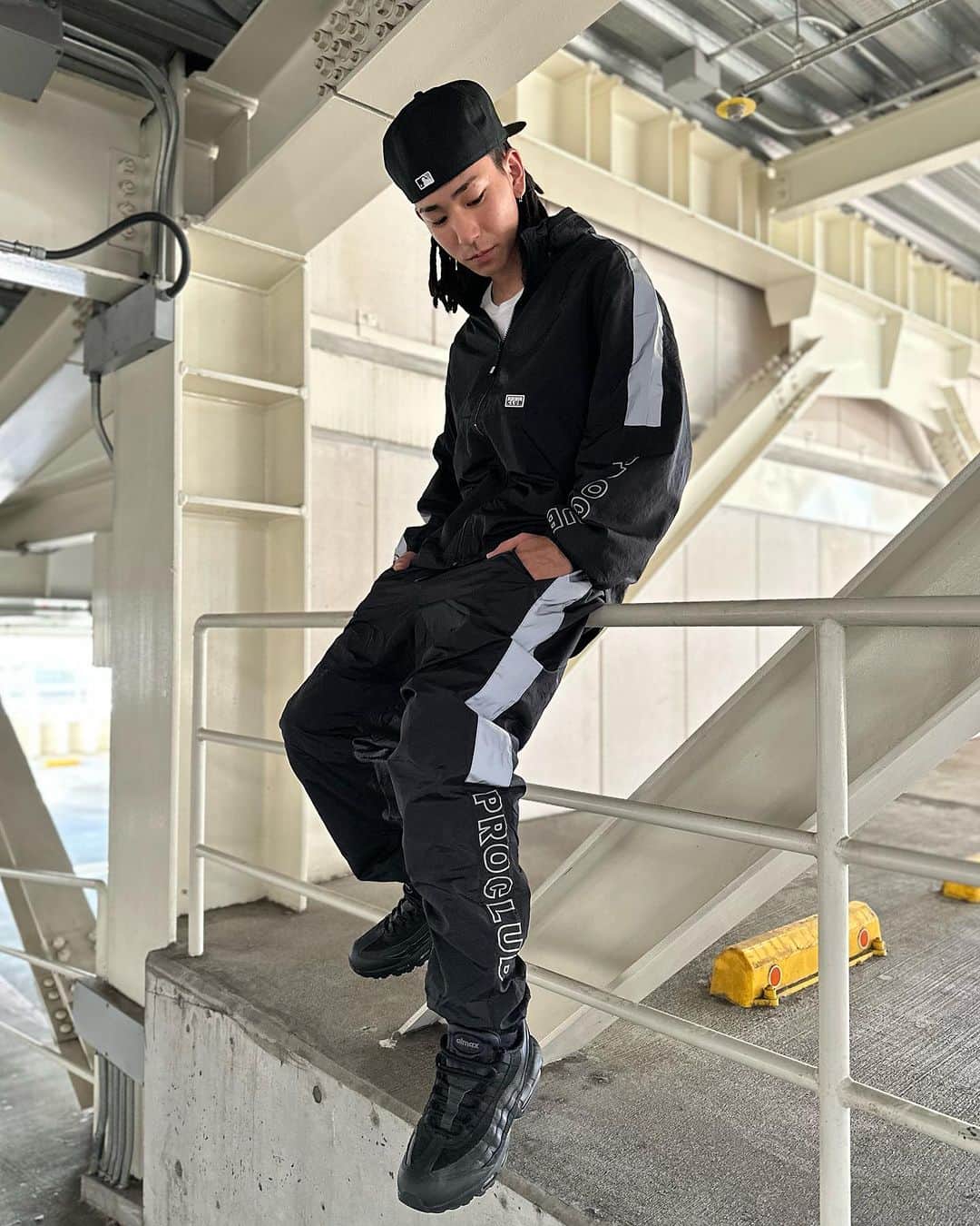 GROW AROUNDのインスタグラム：「#growaroundnewarrivals  PRO CLUB  FULL COURT WINDBREAKER  JACKET &PANTS 定番のNYLON SETUPが再入荷致しました！！ サイドテープはリフレクター仕様になっております。 中々再入荷してなかったBLACKなのでお探しだった方お見逃しなく！！」