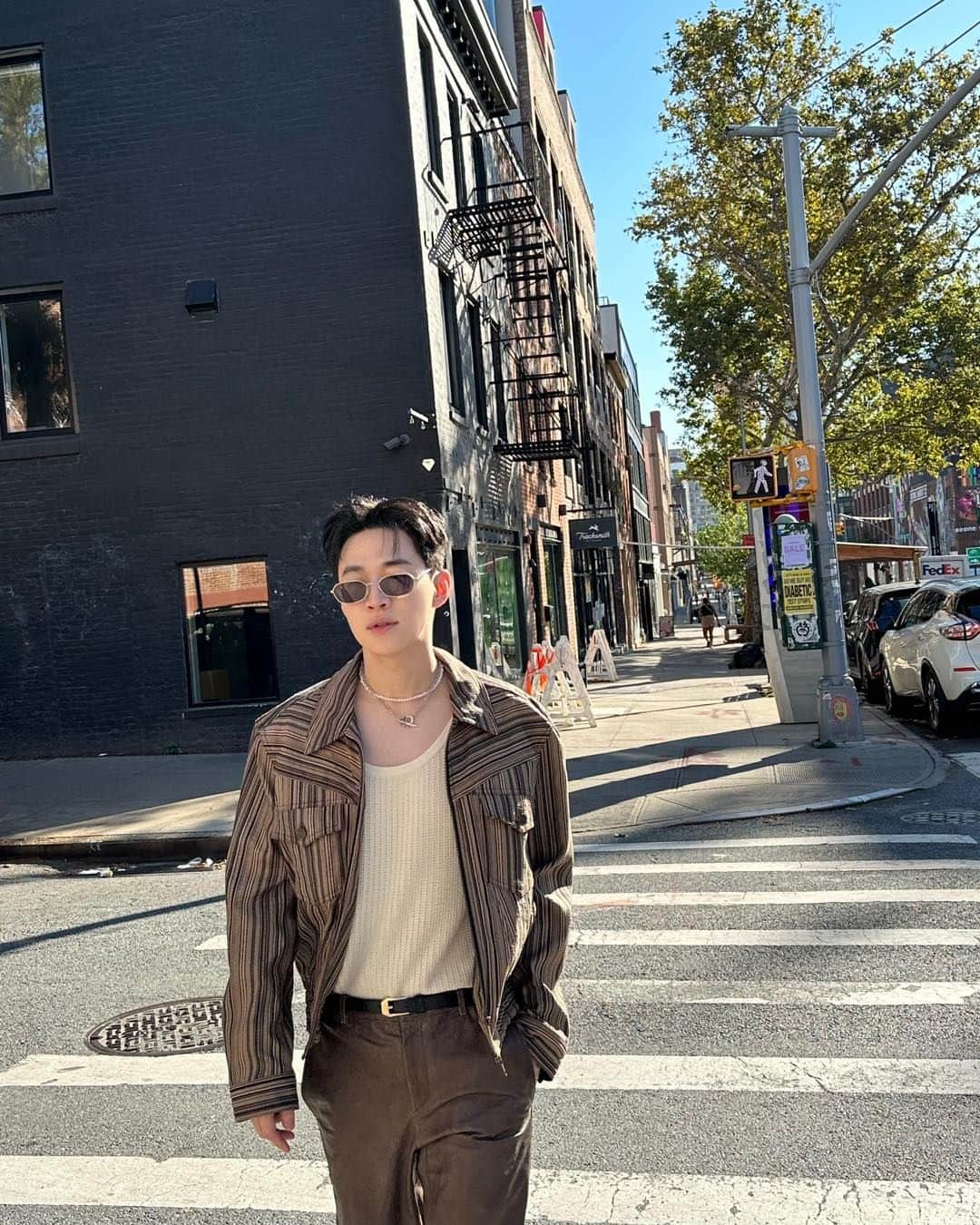のインスタグラム：「sunny day city strides ☀️🌇」