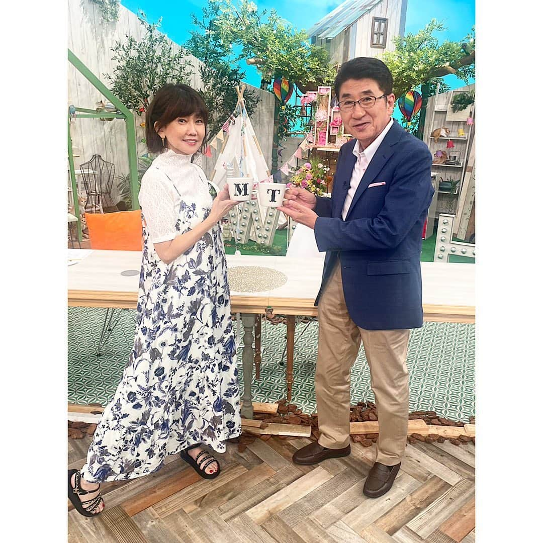 松本伊代さんのインスタグラム写真 - (松本伊代Instagram)「先日のスイッチ！  高井さんと、 放送中に使わせて頂いてる イニシャルのマグカップ❣️  お衣装はこちら💁‍♀️ @idem__official  名古屋の皆さん❣️ ぜひLIVEにいらしてください🎵  #スイッチ #東海テレビ #idem__official #イニシャル物嬉しい #最近はサンリオもすき #マロンクリームちゃん大好き #10月15日神戸新聞松方ホール #10月20日大手町三井ホール #松本伊代Live Tour 2023 #Journey」9月19日 17時59分 - iyo14_official