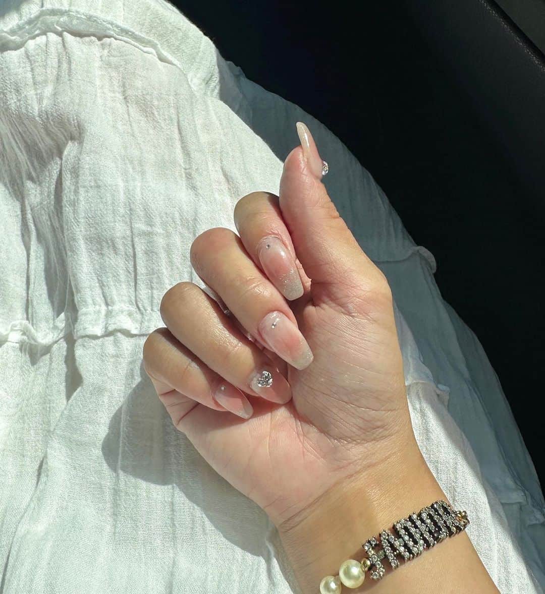 のインスタグラム：「チークマグネットネイル💅🤍  先のマグネットが 動かすたびにキラキラしてて めちゃかわいいいいい…🙉✨ . . . #ネイル #ネイルデザイン #シンプルネイル  #ジェルネイル #トレンドネイル #マグネットネイル  #グラデーションネイル #チークネイル #ピンクネイル」