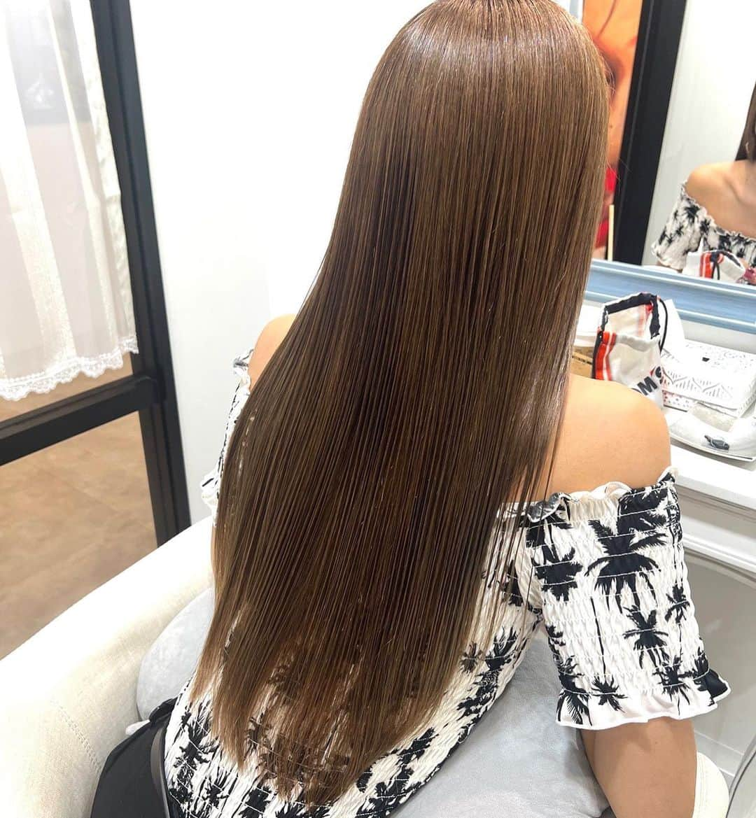 央川かこさんのインスタグラム写真 - (央川かこInstagram)「先週のレース前に美容室いってきた💇‍♀️ 秋だし自分の中ではわりと 暗めの色にしてもらいました🍁  最近立て続けに全体カラーしてるけど トリートメントも混ぜてもらってるから 痛まずにカラーできて嬉しい😍🙌 ・ ・ #吉祥寺美容室lic #吉祥寺 #美容室 #カット #カラー #トリートメント #ベージュカラー #ストレートヘア #ヘアスタイル #レースクイーン #ラウンドガール #モデル #ダイエット #トレーニング #筋トレ #ファスティング」9月19日 17時59分 - kako.717