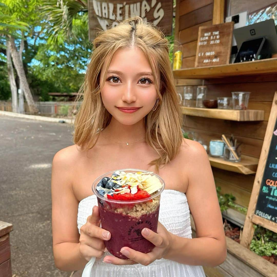 なーちゃんさんのインスタグラム写真 - (なーちゃんInstagram)「・ 私の好きなアサイボウル😘 いつも朝ごはんグラノーラだけど、たまにアサイボウル作るの🥣🥞 ・ ここはピーナッツ味とかもあって、味変できて楽しい😉❤️ ・ あ、ちなみにこれはLサイズだから大きいんだよ😆笑 ・ ・ ・ #ハワイ #ハレイワ #アサイーボウル #旅行 #海外旅行」9月19日 18時00分 - nanasan_gram7