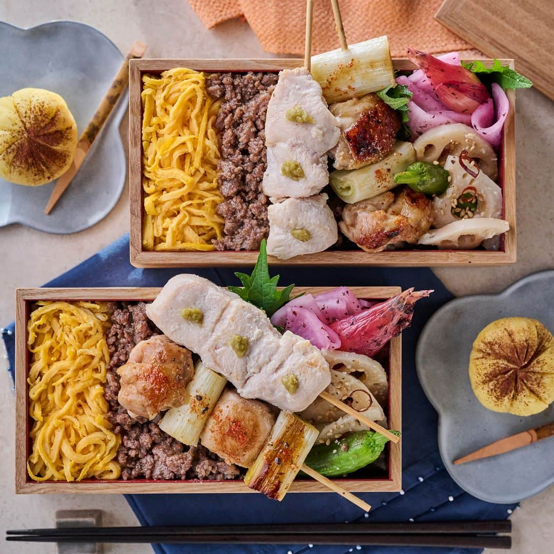 ABC Cooking Studioのインスタグラム：「\1時間で5品！/ 牛すきそぼろと焼き鳥の行楽弁当 ～9月バリエーションクラスBメニュー～ すき焼き風味の牛そぼろと錦糸卵ごはん。甘辛ダレのねぎまとゆずこしょうの2種串、塩こうじで作るきんぴら、 アクセントにはゆかりを使った甘酢漬けで彩りを。ペーストにしたさつま芋にラムレーズンを包んで和スイーツ作りも楽しめます。  ABC Cooking Studioでは「⾷」でおうち時間を応援するコンテンツをたくさんご紹介しています！  詳細はプロフィールから↓ @abccookingofficial　　　　　　　　　  #abcクッキング #abcクッキングスタジオ #料理教室 #体験レッスン #料理好きな人と繋がりたい #料理上手になりたい #料理教室 #牛すきそぼろ #焼き鳥 #時短レシピ」