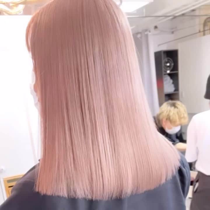 阪下裕紀のインスタグラム：「✨ダメージレスブリーチ✨ ⁡ ⁡ 🎨カラーが不安な方必見🎨 自分史上最高のヘアスタイルとサラツヤヘア😍 ⁡ 是非お気に入りなスタイルはいいね👍保存お願い致します♪良ければフォローもお願い致します😍 ⁡ 最高の髪質改善トリートメント出来ました\(//∇//)\ 顧客のお客様から新規のお客様まで初回は¥10000となっております◎ 是非体感してください\(//∇//)\ ⁡ ※僕が載せてるオリジナルダメージレスブリーチは僕にしかできません！！ ⁡ ⁡ 独自の方法と薬剤を使用している特殊技術です。 いいなぁと思ったらいいね押してくれると喜びます😆⭕️ ⁡ 来店されるときは 髪型を @yuki__sakashitaのラインナップから好きなスタイルを保存して見せてくださいね😍 ⁡ あとは、髪の状態や似合わせであなたに似合う髪型、カラーをご提案させていただきます。 ⁡ 🉐新規クーポン🉐 カット＋ダブルカラー+トリートメント　¥16800-+tax カット＋ケアカラー＋髪質改善　¥18500-+tax 髪質改善　　　　　　　　　　　¥10000-+tax ⁡ ⁡ 🐥良くある質問🐥 Q.カラーのもちは？ A.デザインカラー(ハイライト、バレイヤージュetc)は2〜3ヶ月 ブリーチカラー(全頭ブリーチ、インナーカラー)1〜2ヶ月 Q.オリジナルダメージレスブリーチとはなんですか？ A.僕にしかできないトリートメントとブリーチを配合➕前処理トリートメント、アフタートリートメント髪のダメージレベルを見極めて調合します。 Q.どんな髪質でも大丈夫ですか？ すでに過度のダメージがあったり、黒染め履歴がある場合は希望のカラーにするためのプロセスが異なる場合があります。 その場合でも最善の提案をさせていただきます。 Q.髪質改善はどんな髪でも出来ますか？ ブリーチしてる方からしてない方まで幅広く対応できます！ 軟毛〜普通毛　一回で感動レベル🥺 硬毛、癖毛　1〜2回で完璧に仕上げます！ Q.髪質改善のもちは？ 1ヶ月以上です✨ もちろん繰り返すほど定着しやすくなりもっとモチも良くなります^ ^ ⁡ 👑カラースペシャリスト👑 ✂️ダメージ90%OFFのブリーチができる ✂️豊富な経験で失敗しないカラーができる ✂️年間1000人以上担当している実績 ⁡ 🔱カラーの失敗が心配な人でも大丈夫🔱 僕のオリジナルダメージレスブリーチは他店ではマネ出来ないやり方です。✨ カラーなら僕にお任せください💗 今までのブリーチに比べて圧倒的にダメージレス、ツヤツヤカラーを楽しめます。 豊富な経験によるカラー知識であなたの なりたいカラー叶えます✨ ⁡ ✂️痛みたくない ✂️可愛いカラーになりたい ✂️デザインカラーを楽しみたい ✂️手触り良くしたい ✂️透明感が欲しい ✂️赤みオレンジ味を無くしたい カラーが不安な方は一度カラー美容師阪下までご相談ください😆 ⁡ 👑丁寧なマンツーマン接客👑 お客様を1人1人幸せにしたいという想いから 1人1人マンツーマンで接客させていただいてます😄一緒にステキな髪型作りましょう ⁡ 丁寧な接客と技術でお客様に少しでも素敵な 時間を過ごして頂けると嬉しいです。 ⁡ このインスタをみて好感を持ってもらい僕に髪の毛を任せてもらえるようでしたらお客様に喜んで頂けるよう全力で綺麗にさせていただきます✨ ⁡ ご予約ご相談は 🕴トップのURLまたはDM 担当:阪下裕紀 ⁡ 住所 東京都渋谷区神宮前4-26-2守谷ビル2F アクセス ⁡ 千代田線 明治神宮前駅 徒歩5分 副都心線 明治神宮前駅 徒歩5分 JR原宿駅　徒歩7分 東京メトロ　表参道駅　徒歩7分 ⁡ ⁡」