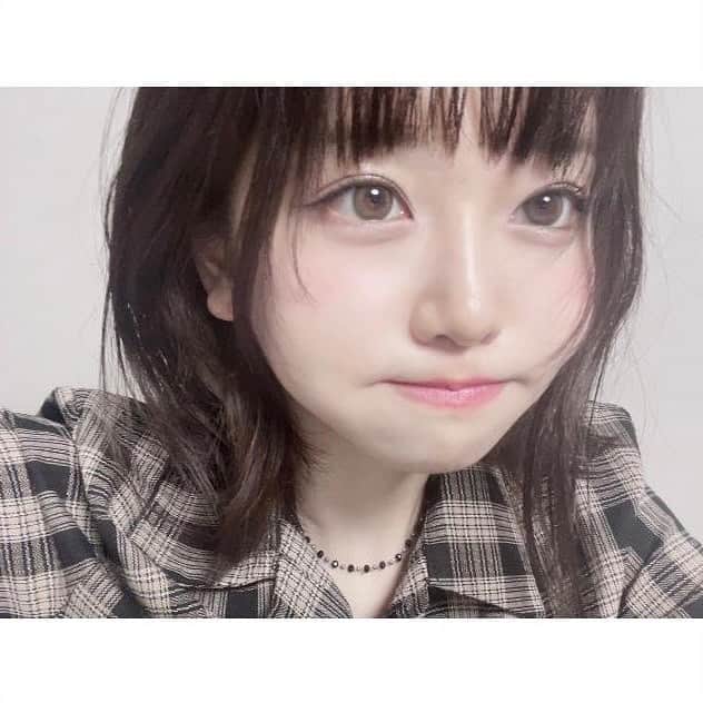 のインスタグラム：「KATEから限定で「ひらめきコレクション」が 発売されたそうで、早速、使ってメイクをしてみました◡̈  今回のメイクテーマは「#ひらめきミルキーメイク」で 紫と白を使うことで儚い感じを出すようにしました！ グロスも青みかかっててとても可愛かった🫶🏻  いつも使うアイテムでもこれを重ねるとミルキーな発色に変わって、 メイクの幅も広がるなって思いました。  よかったら、 #ひらめきメイクフェス をチェックして見てね👼🏻  ※写真１・２枚目は仕上がりイメージです。 ----------------------------- ミルキーニュアンスパレット ミルキーウォータリーリップ ----------------------------- @kate.tokyo.official_jp   #PR　  #ケイト　 #ひらめきコレクション　  #ひらめきミルキーメイク」