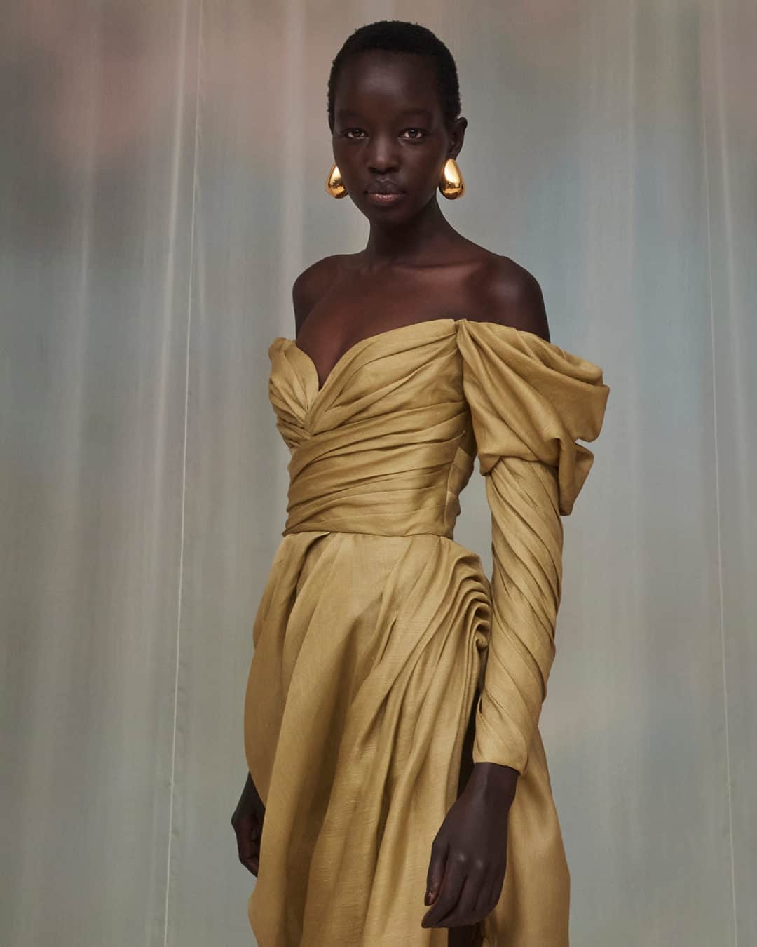のインスタグラム：「Golden: The Sensory Drape Midi Dress from Fall 23 has now landed in stores and online. Styled here, with the Pebble Statement Earrings and Zimmermann Loie Sandals 85. #Luminosity #ZimFall23 #zimmermann」