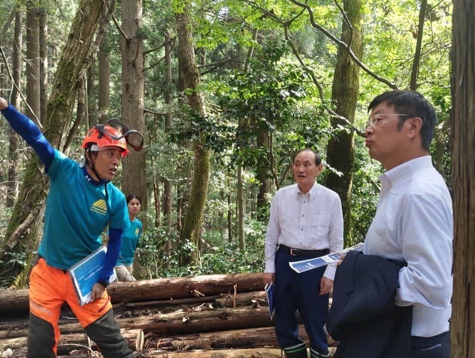 菅義偉のインスタグラム：「福井県で林業の先進的な取り組みを視察しました。 総理在任中に70年ぶりとなる林業改革を行い、成長産業化を進めました。 福井県では杉本知事を先頭に林業改革を活かしつつ、大きな林業と小さな林業を組み合わせ、山の価値の最大化に挑戦されています。 地方の所得を上げる取り組みを応援していきます。」