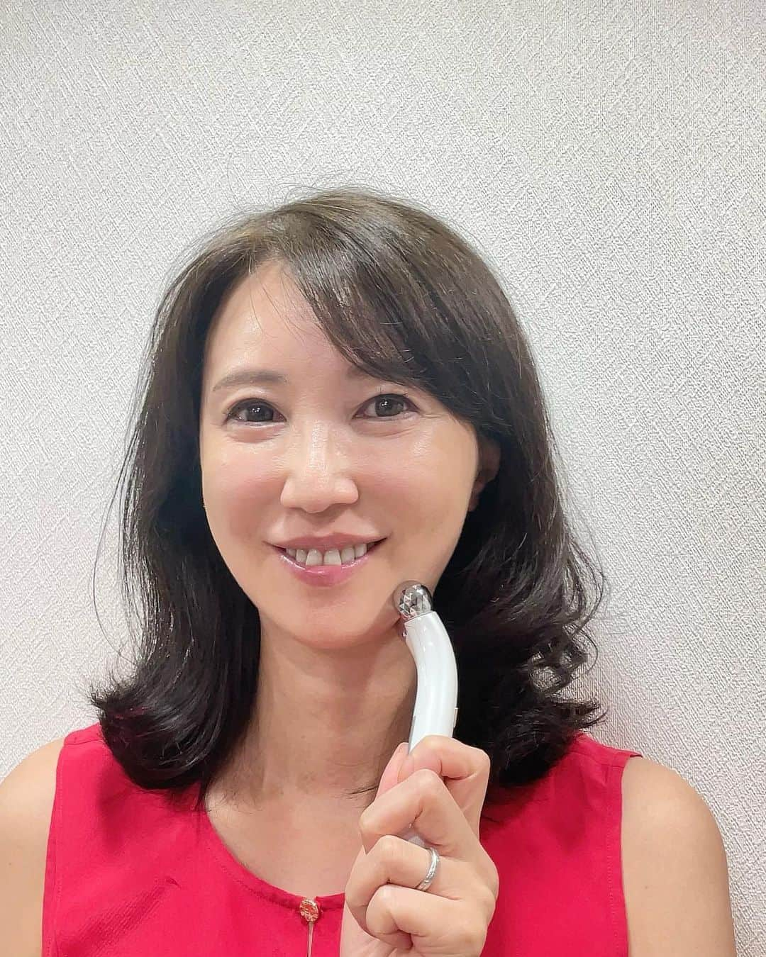 奈々のインスタグラム：「【 EMS美顔ローラー 】  持ち運びしやすいから カバンに忍ばせてます👍 充電式のため、便利です！  EMSの電気刺激で表情筋にアプローチ😊  さらに、WARMモードと組み合わせることで、フェイスラインを整えるそうです👍  ボディケアも使えます😊  使い方もカンタン🙋‍♀️  じんわりとした温かさが心地よい😍  チェックしてみてね😊  @anlan_official_japan  #Qoo10  #メガ割  #Qoo10メガ割  #ANLAN #アンラン #ANLAN美顔ローラー #ANLAN小顔ローラー #PR #美顔ローラー #小顔ローラー  #EMS美顔器  #美顔器リフトアップ  #美顔器たるみ  #美顔器  #スキンケア  #小顔マッサージ   商品URL：https://www.qoo10.jp/g/1040807578」